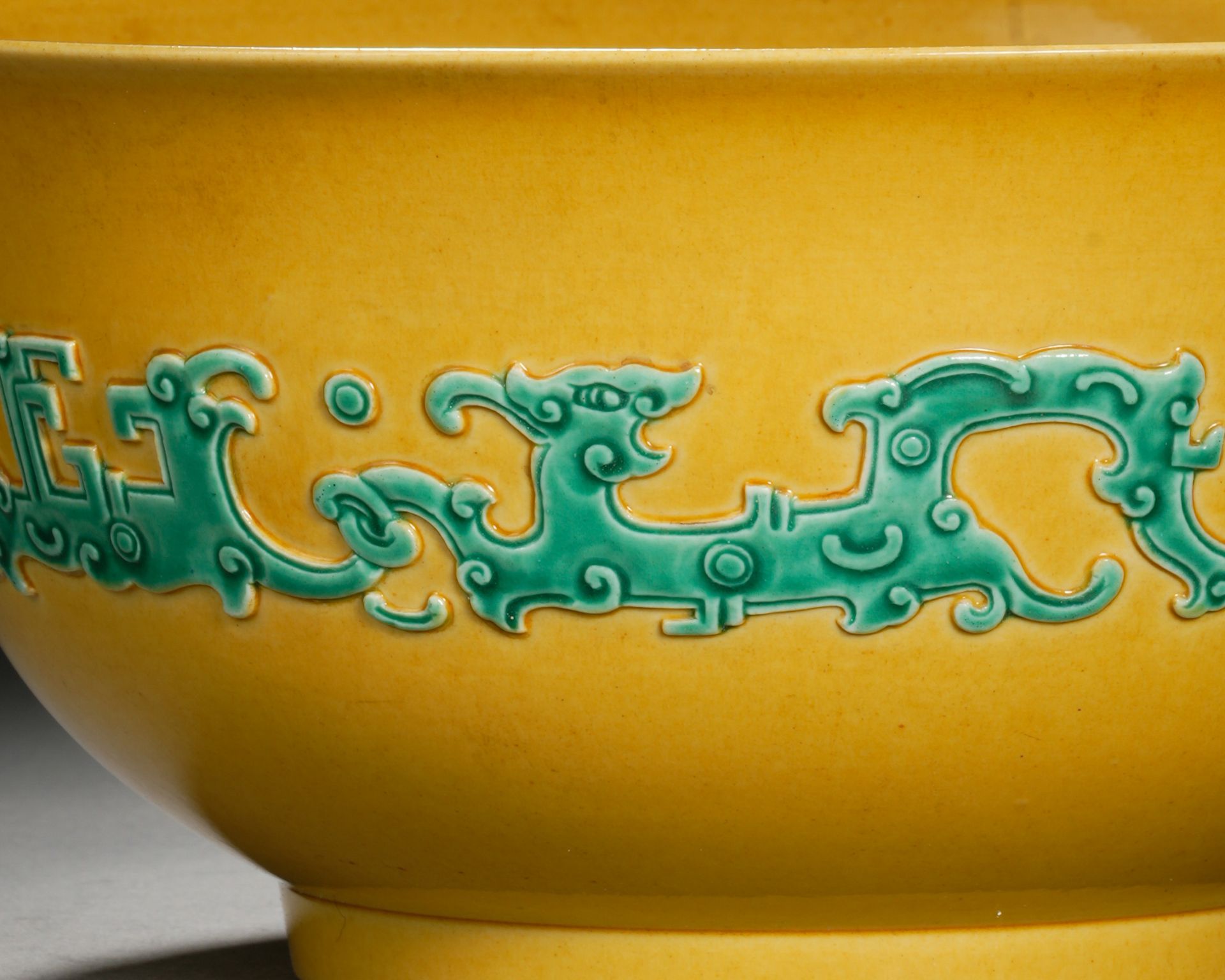 A Chinese Yellow Ground and Green Enamel Dragon Bowl - Bild 3 aus 8