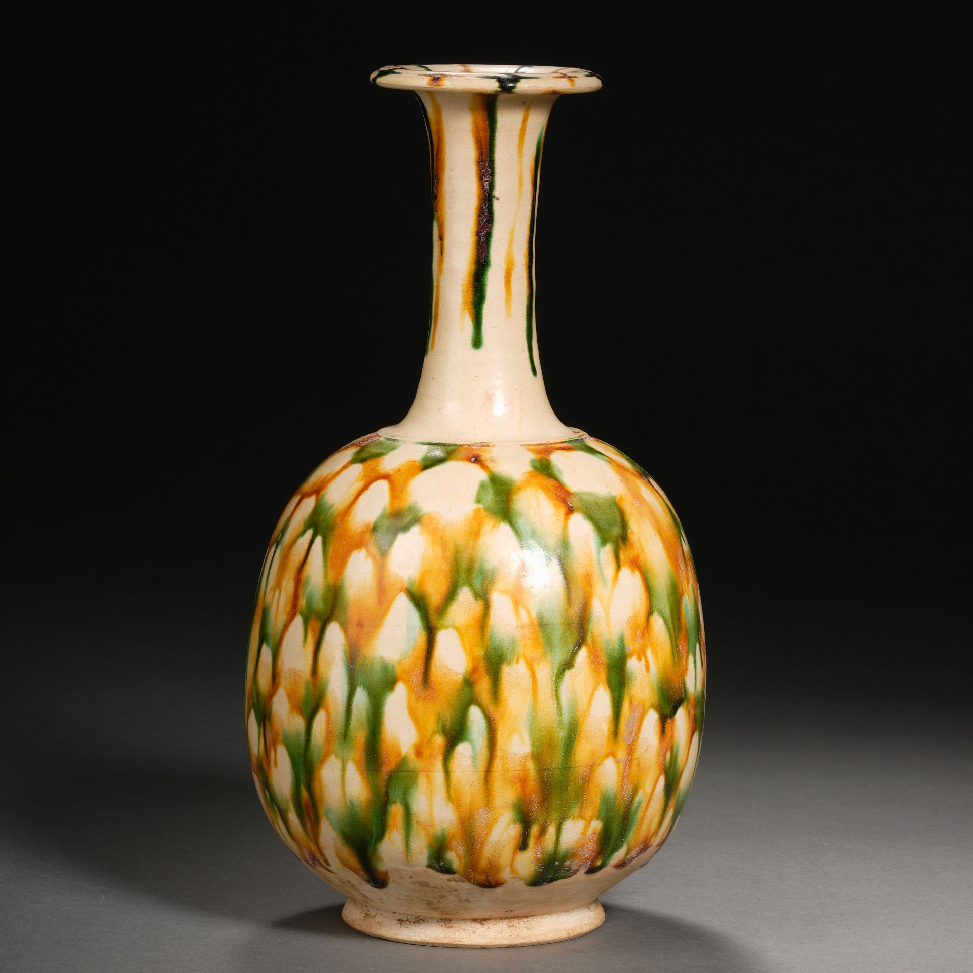 A Chinese Sancai Glaze Pottery Vase - Image 6 of 9