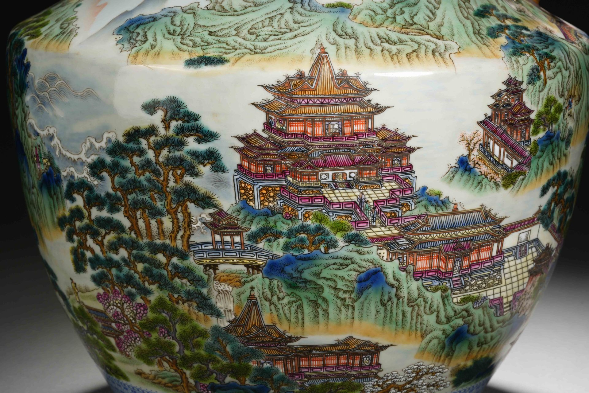 A Chinese Famille Rose Landscape Zun Vase - Bild 4 aus 16