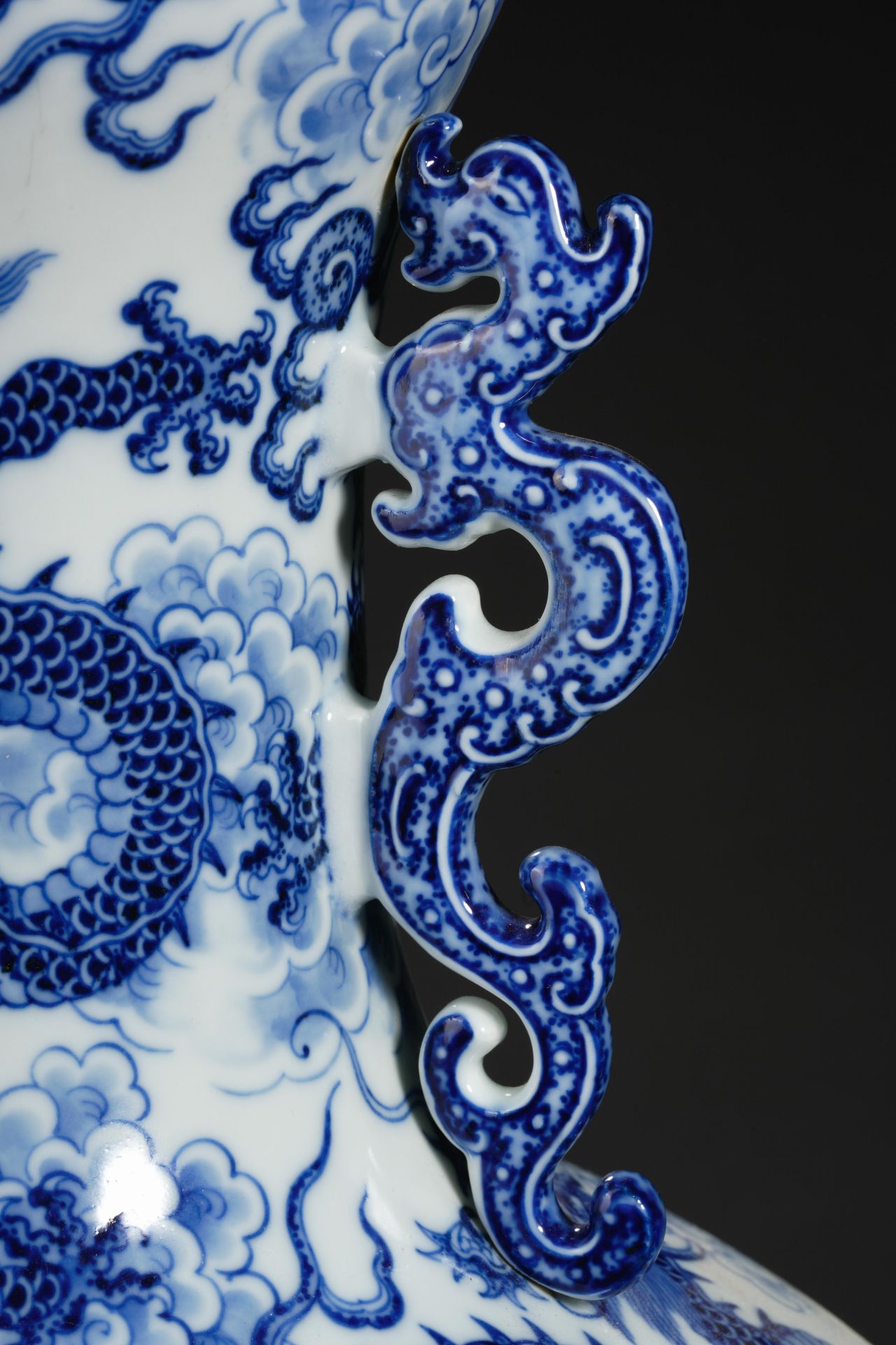 A Chinese Blue and White Dragons Vase - Bild 15 aus 19