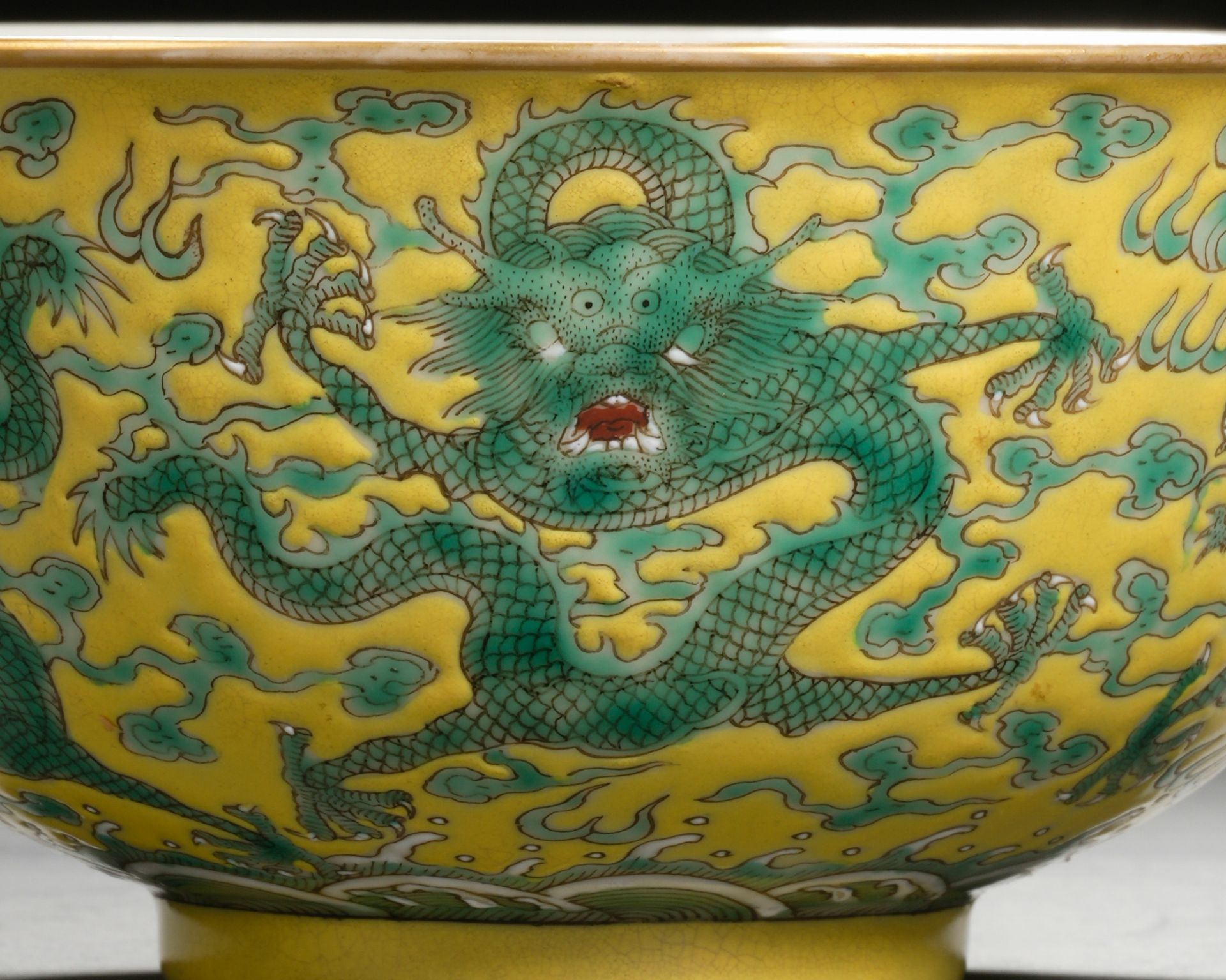 A Chinese Yellow Ground and Green Enamel Dragon Bowl - Bild 3 aus 11