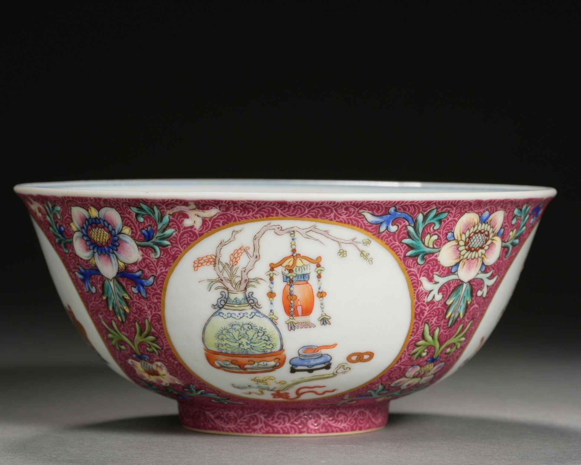 A Chinese Famille Rose Medallion Bowl - Bild 2 aus 11