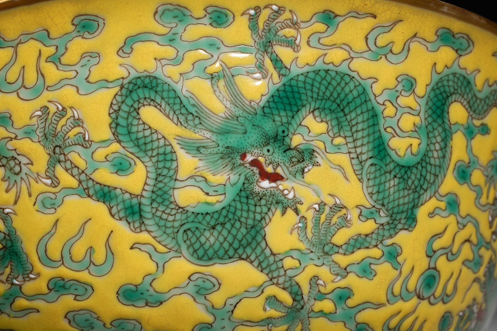 A Chinese Yellow Ground and Green Enamel Dragon Bowl - Bild 6 aus 11