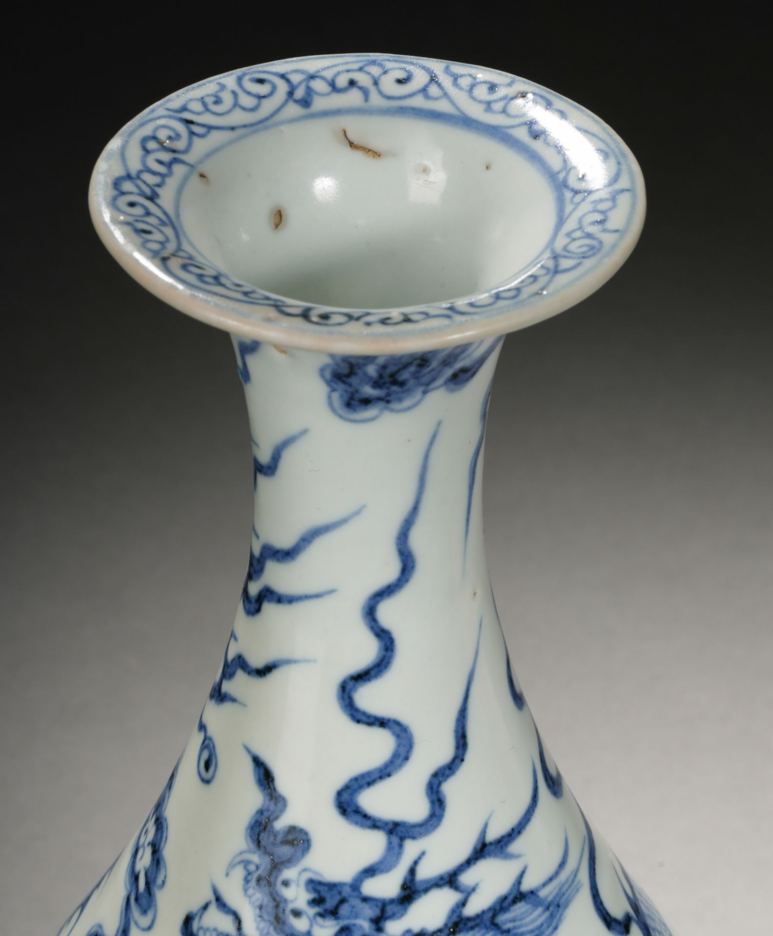 A Chinese Blue and White Dragon Vase Yuhuchunping - Image 3 of 11