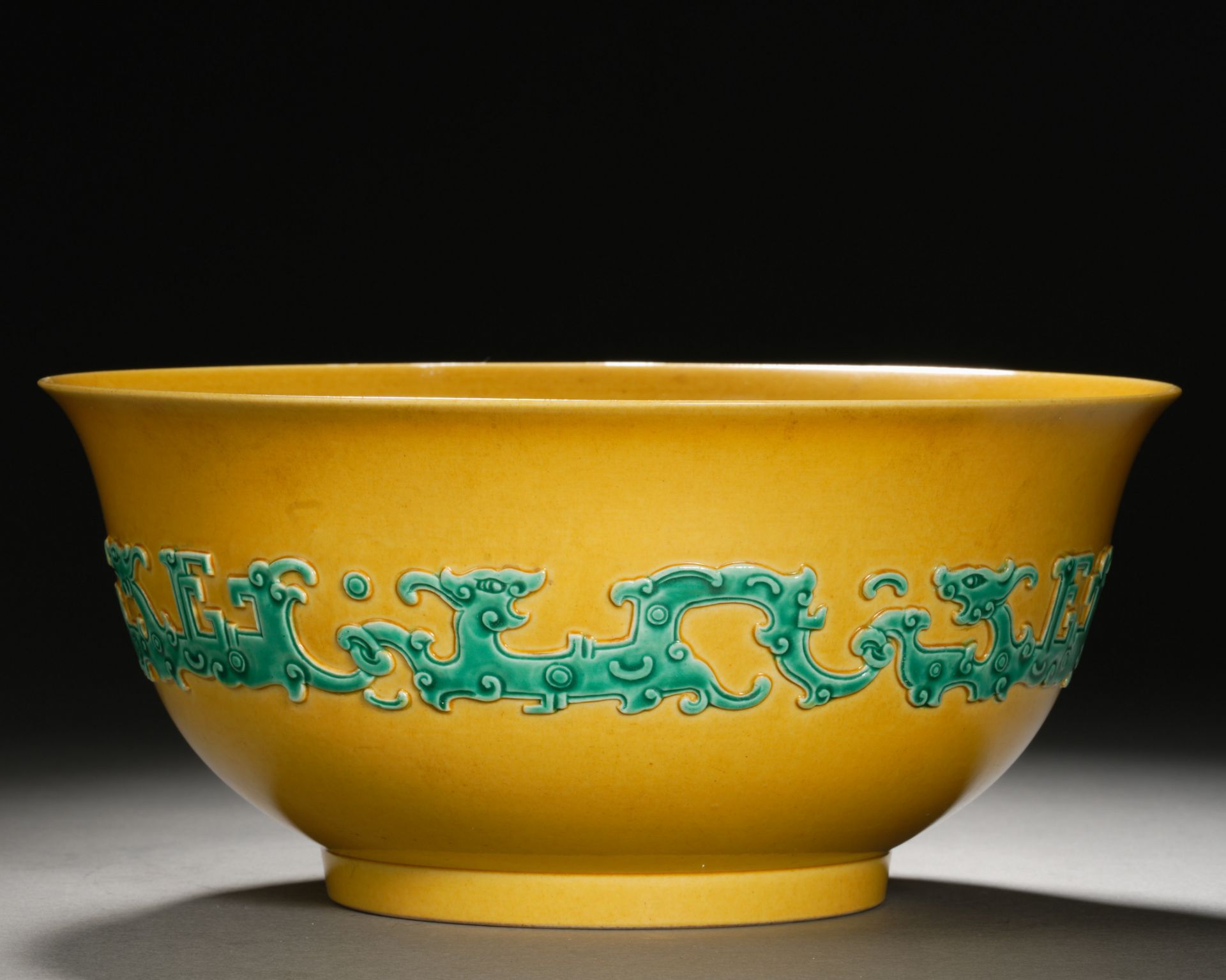 A Chinese Yellow Ground and Green Enamel Dragon Bowl - Bild 2 aus 8