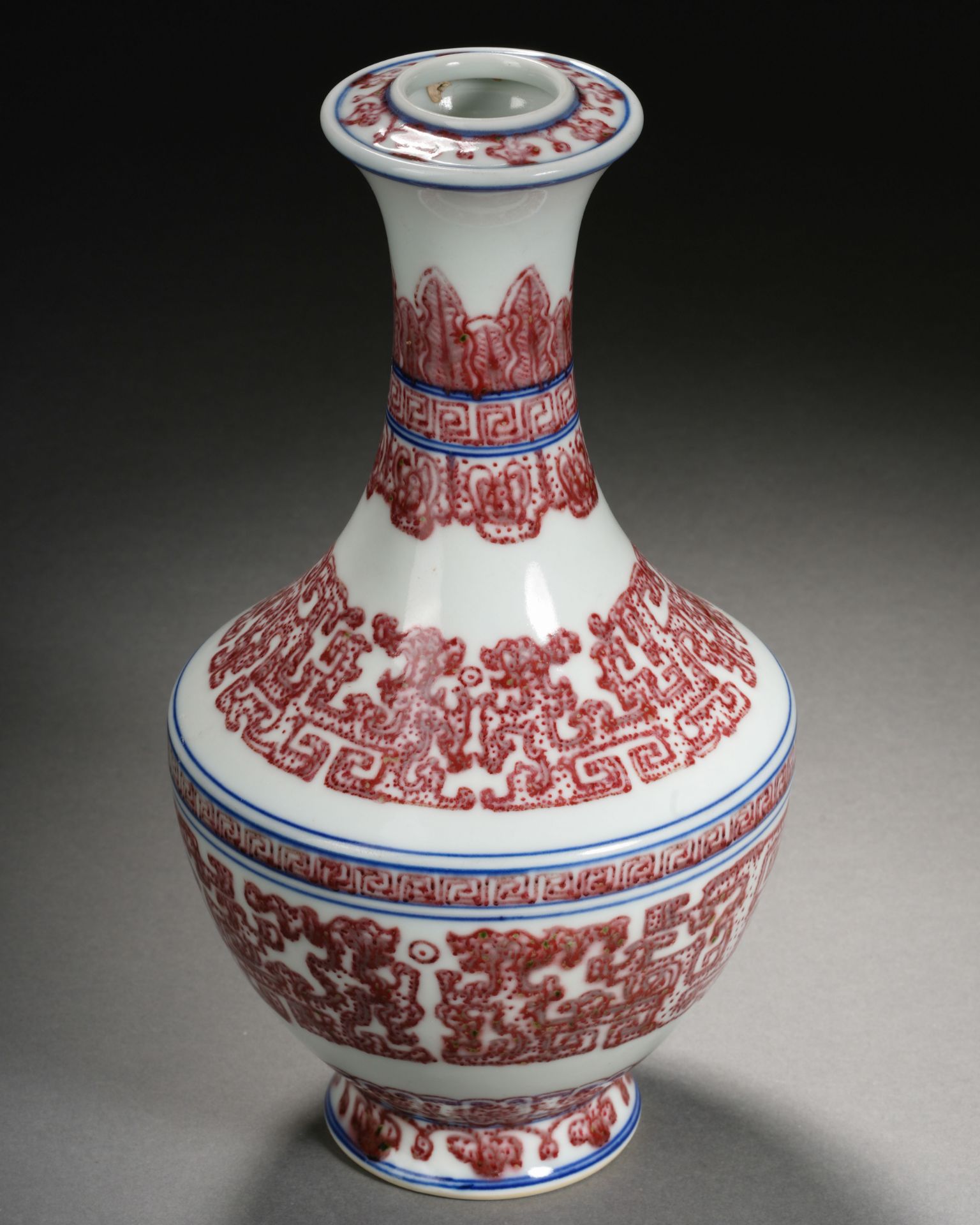 A Chinese Underglaze Blue and Copper Red Vase - Bild 5 aus 9