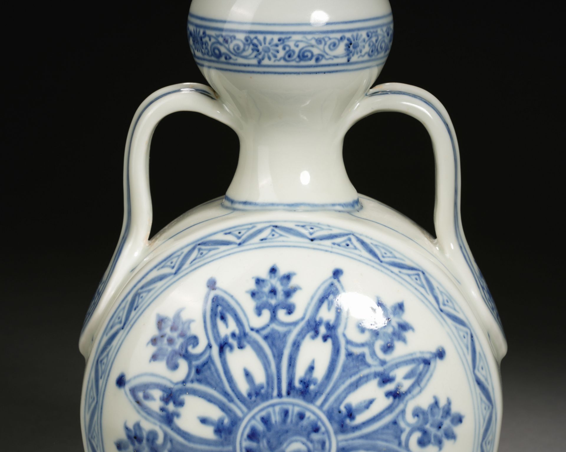 A Chinese Blue and White Moon Flask - Image 4 of 10