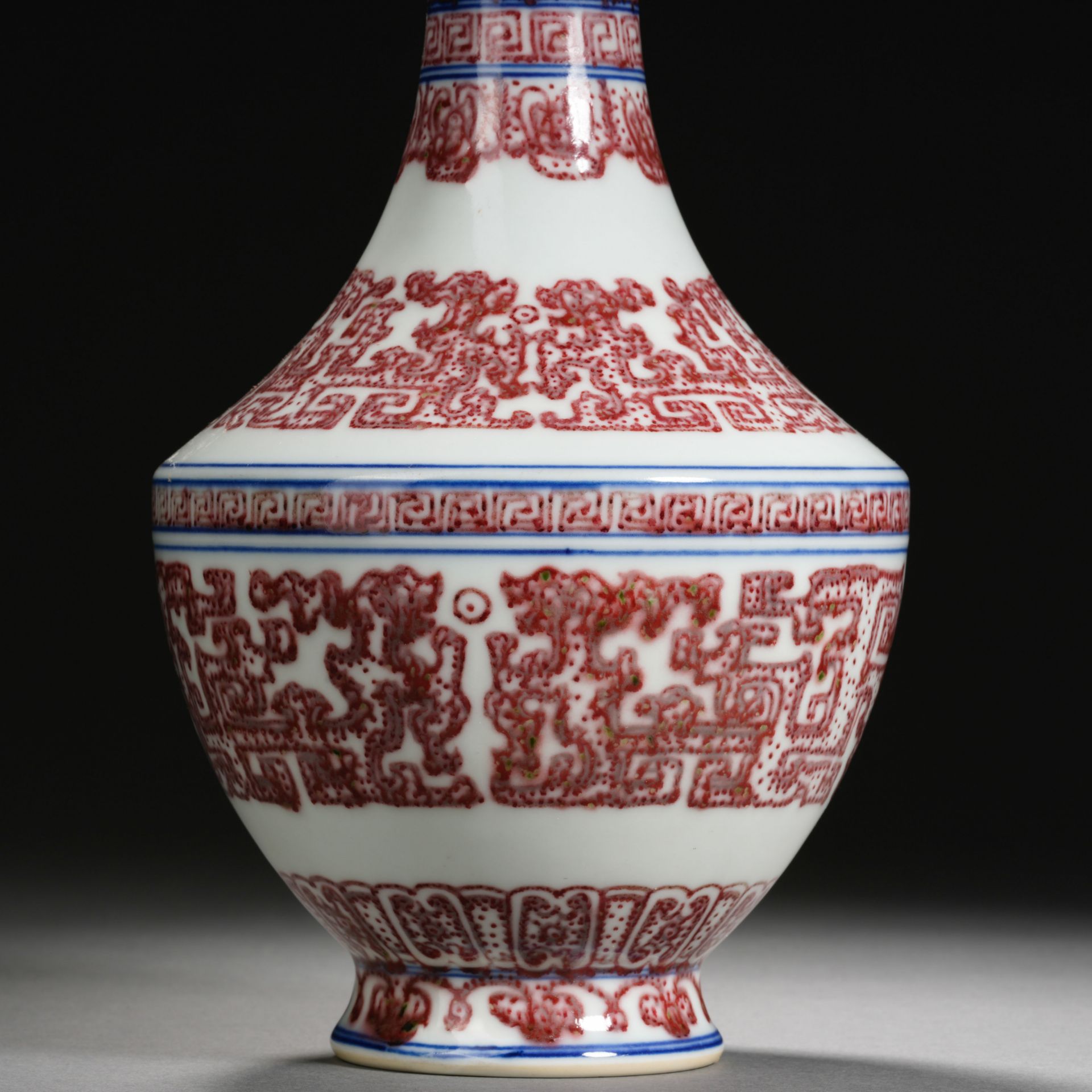 A Chinese Underglaze Blue and Copper Red Vase - Bild 4 aus 9
