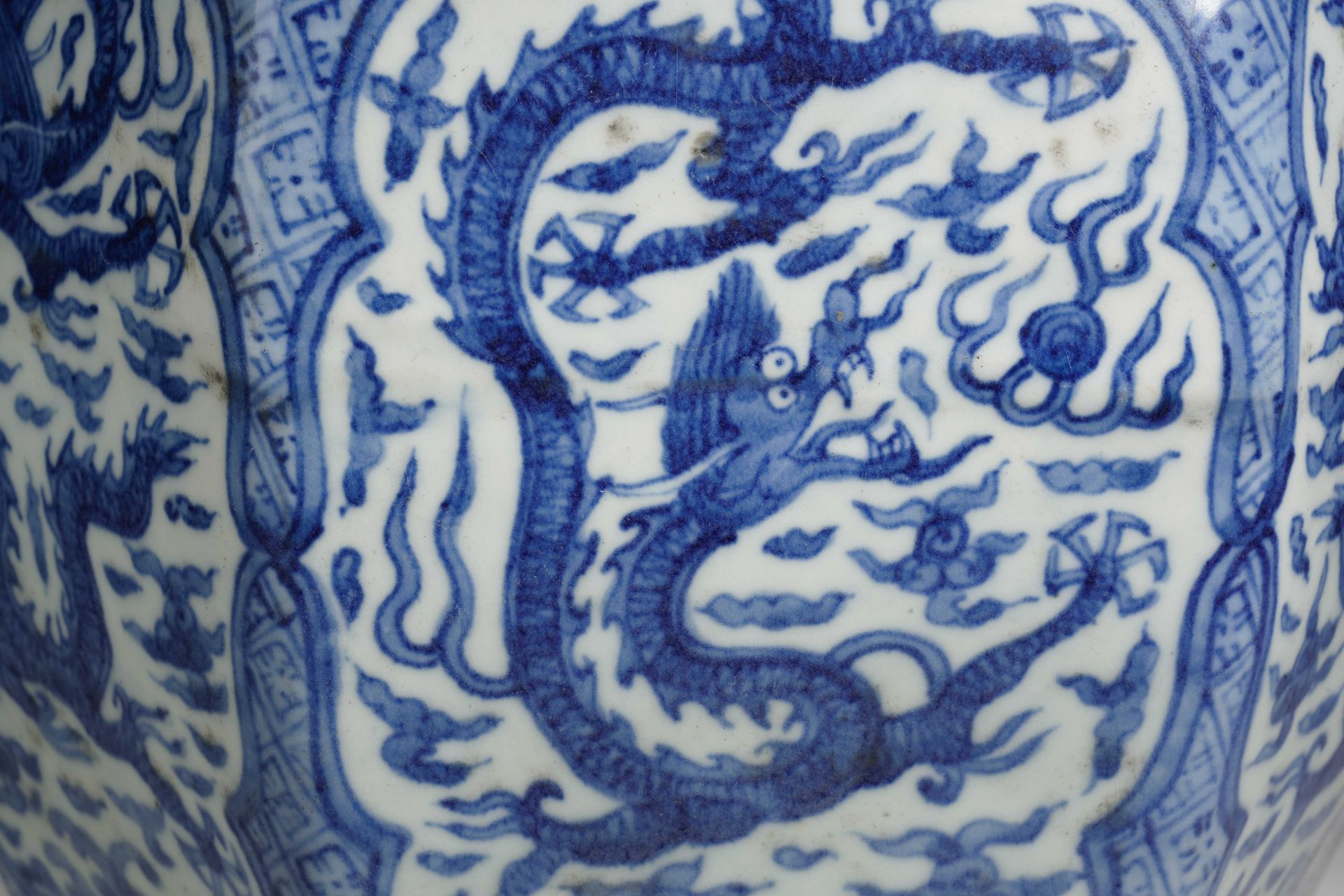 A Chinese Blue and White Dragon Vase - Bild 9 aus 11