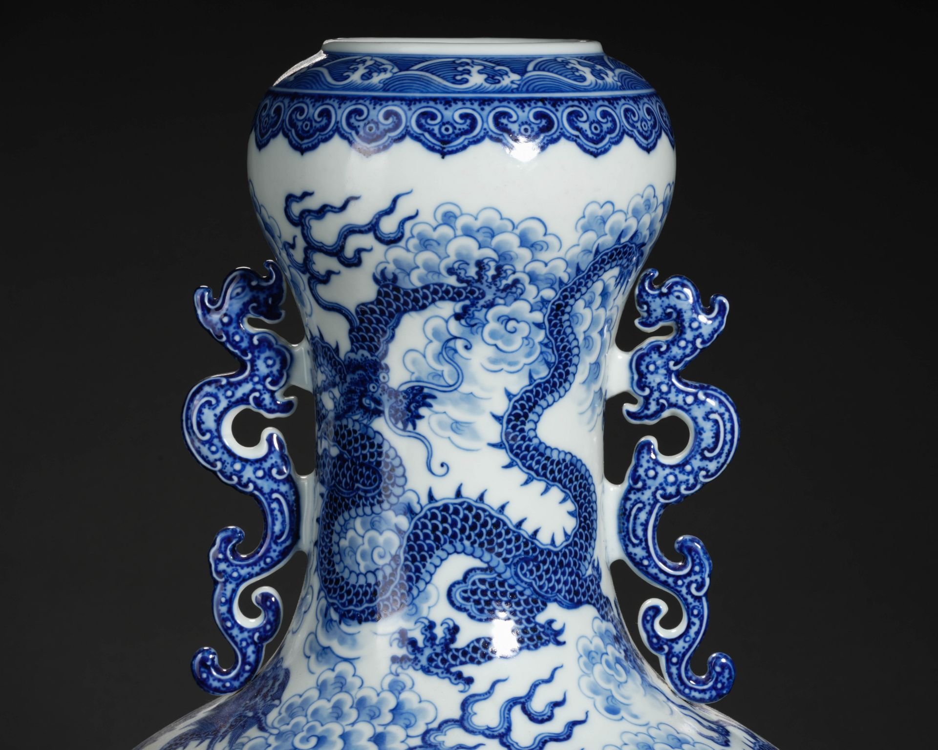 A Chinese Blue and White Dragons Vase - Bild 3 aus 19