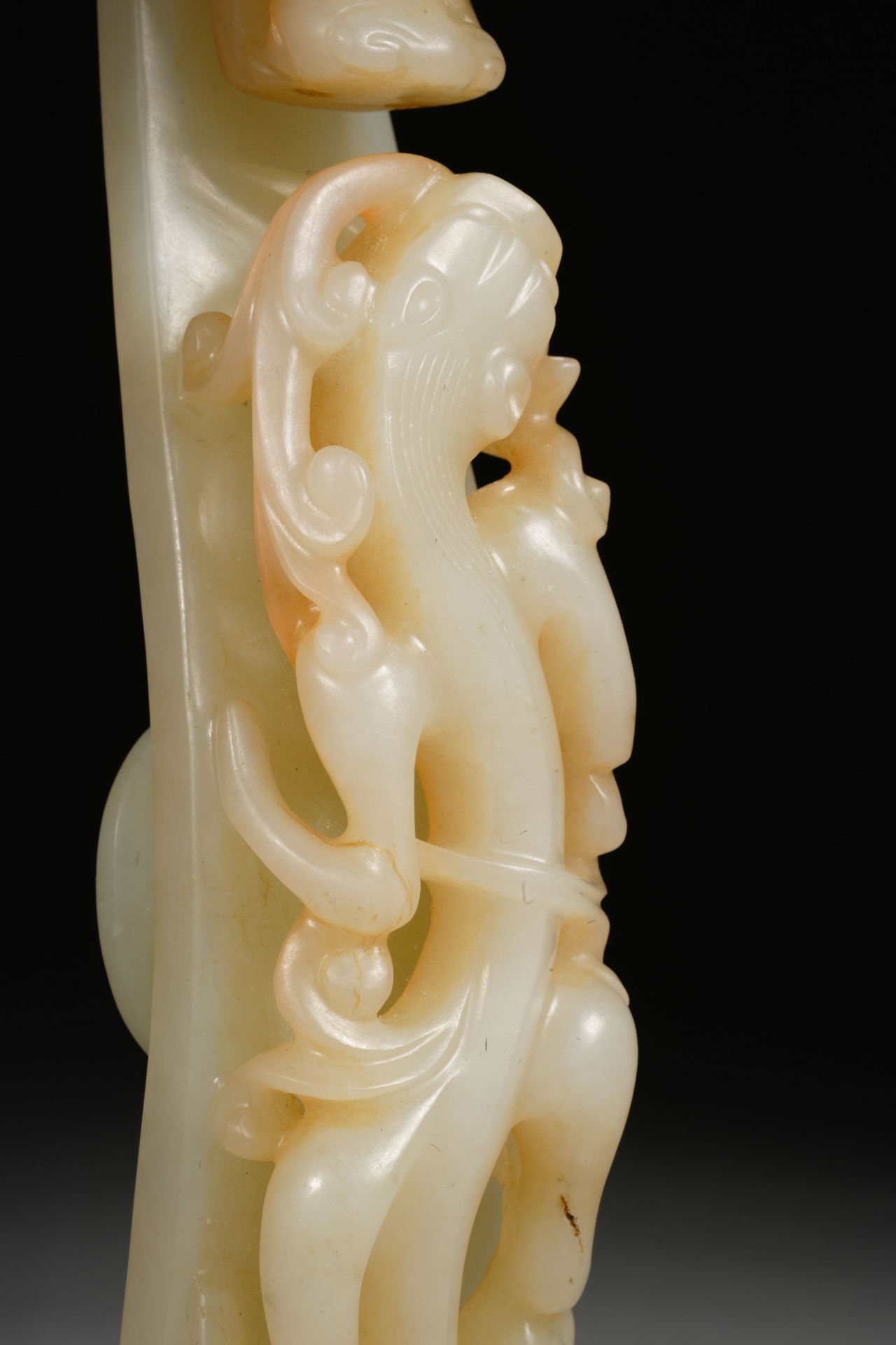 A Chinese Carved White Jade Dragon Belthook - Bild 6 aus 10