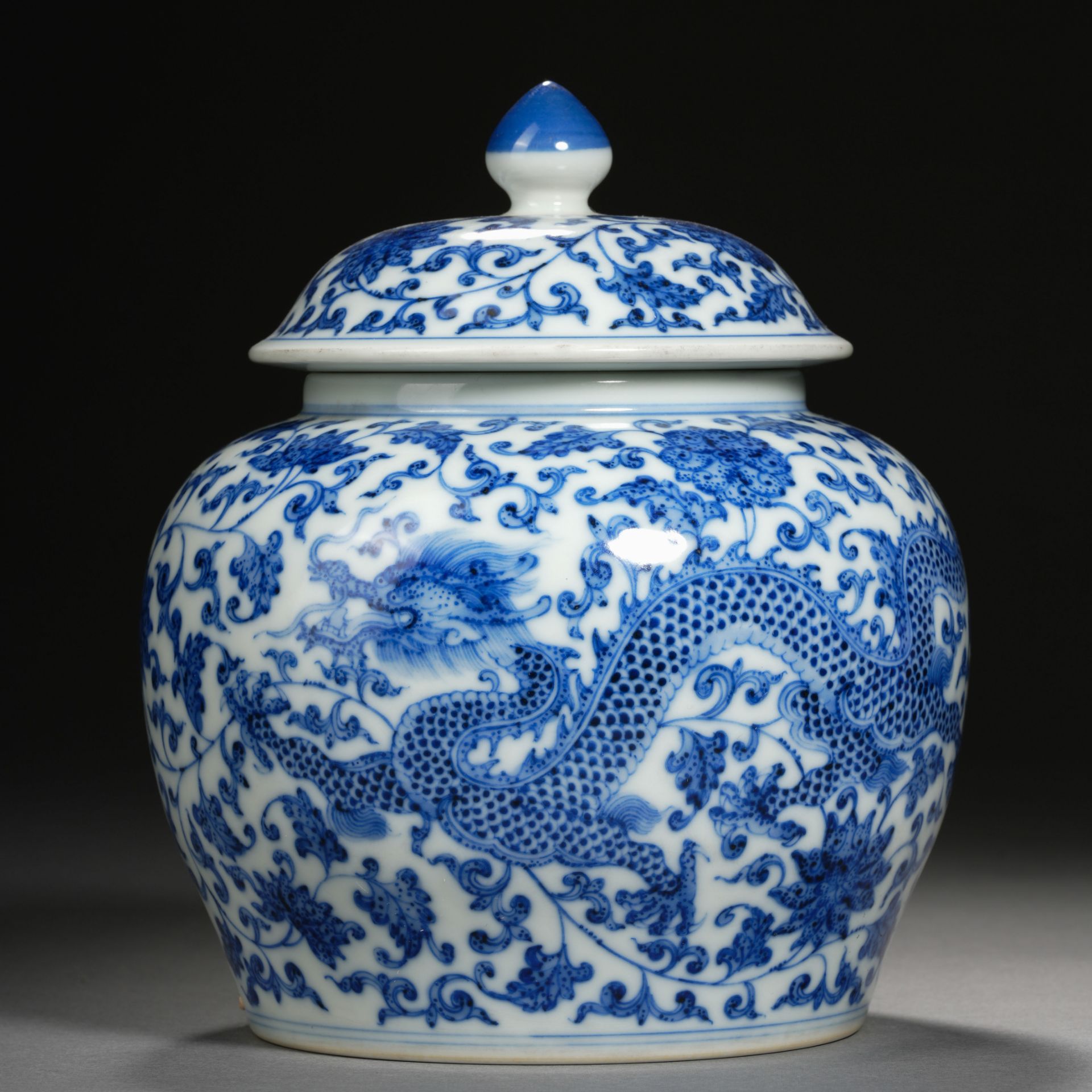 A Chinese Blue and White Dragon Jar with Cover - Bild 4 aus 9