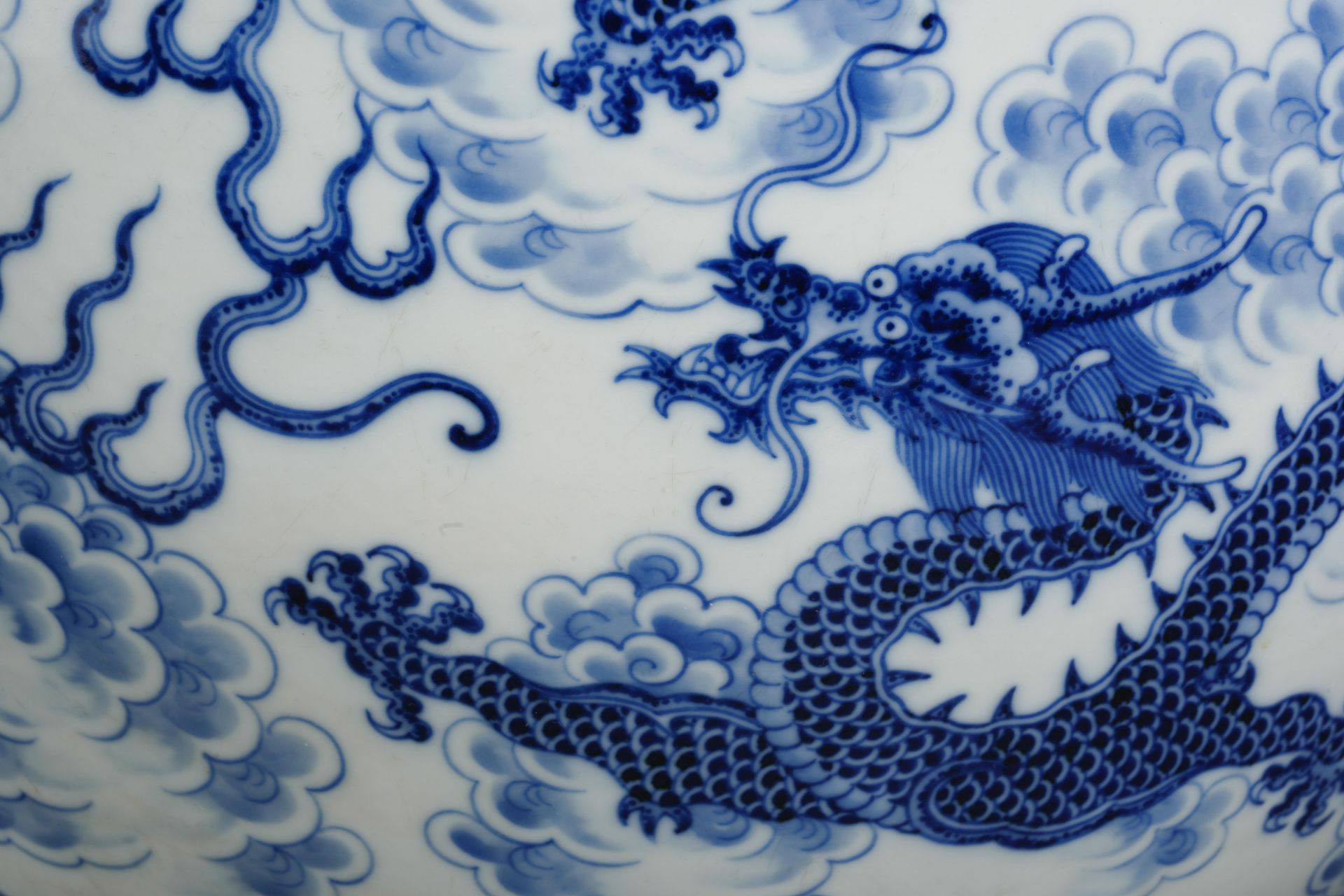 A Chinese Blue and White Dragons Vase - Bild 9 aus 19