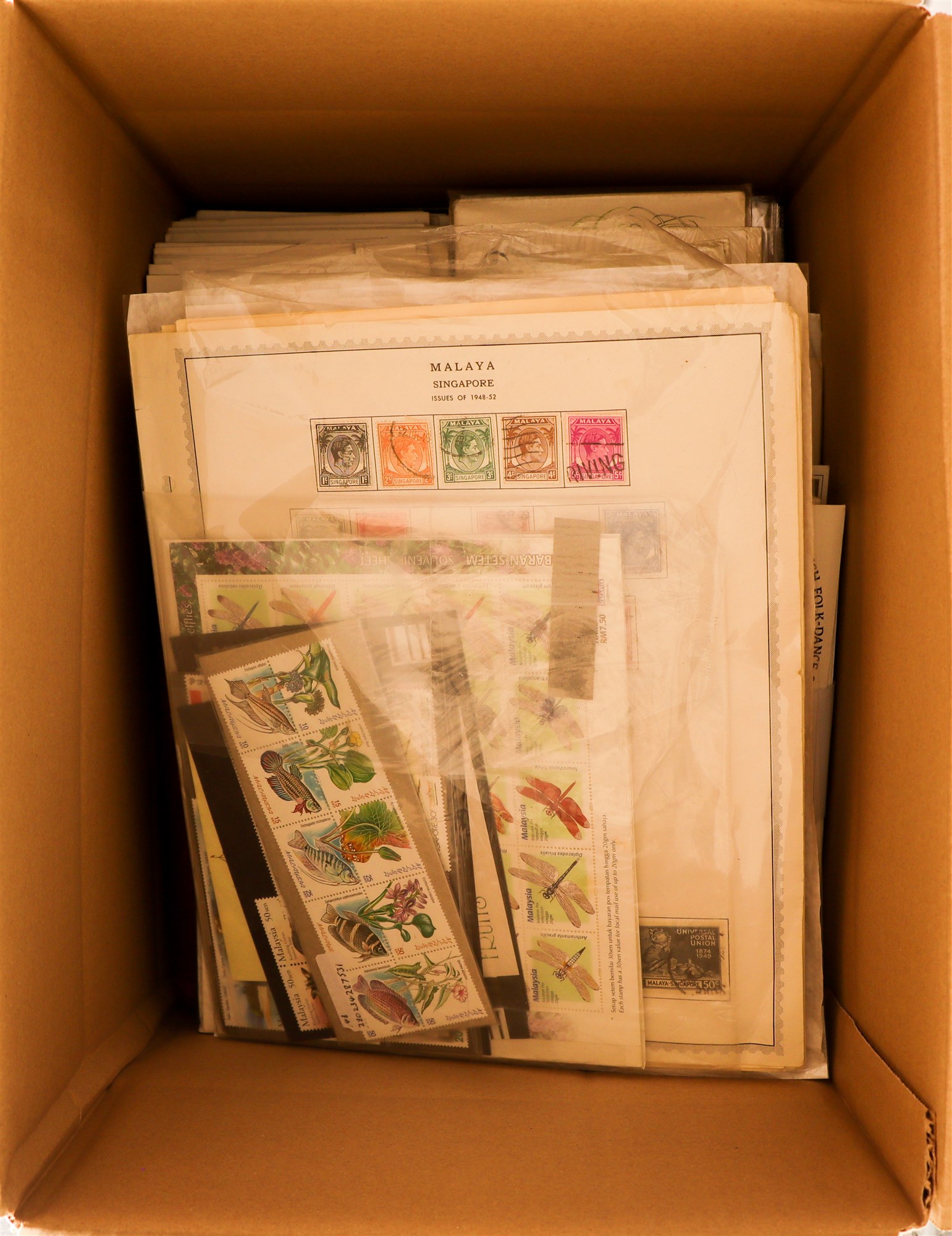 COLLECTIONS & ACCUMULATIONS WORLD ACCUMULATION IN A BOX incl. a world junior album. Great Britain - Image 2 of 2