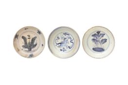 A GROUP OF THREE CHINESE BLUE AND WHITE DISHES 明 青花盤一組三件