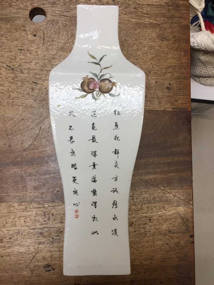 A CHINESE FAMILLE-ROSE 'BIRD AND FLOWERS' VASE 二十世紀 粉彩花鳥圖紋瓶 - Image 10 of 14