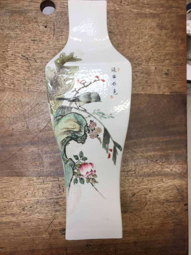 A CHINESE FAMILLE-ROSE 'BIRD AND FLOWERS' VASE 二十世紀 粉彩花鳥圖紋瓶 - Image 13 of 14