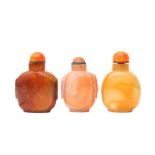 λ THREE CHINESE AGATE SNUFF BOTTLES 十九或二十世紀 瑪瑙鼻煙壺一組三件