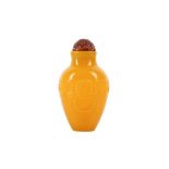 A CHINESE YELLOW BEIJING GLASS SNUFF BOTTLE 清乾隆 黃料鼻煙壺連蓋