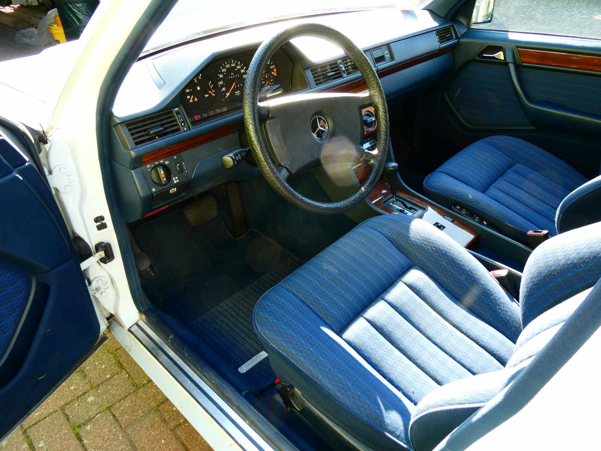 Mercedes 260 E aus dem Jahr 1991, Baureihe W 124 - Bild 3 aus 7