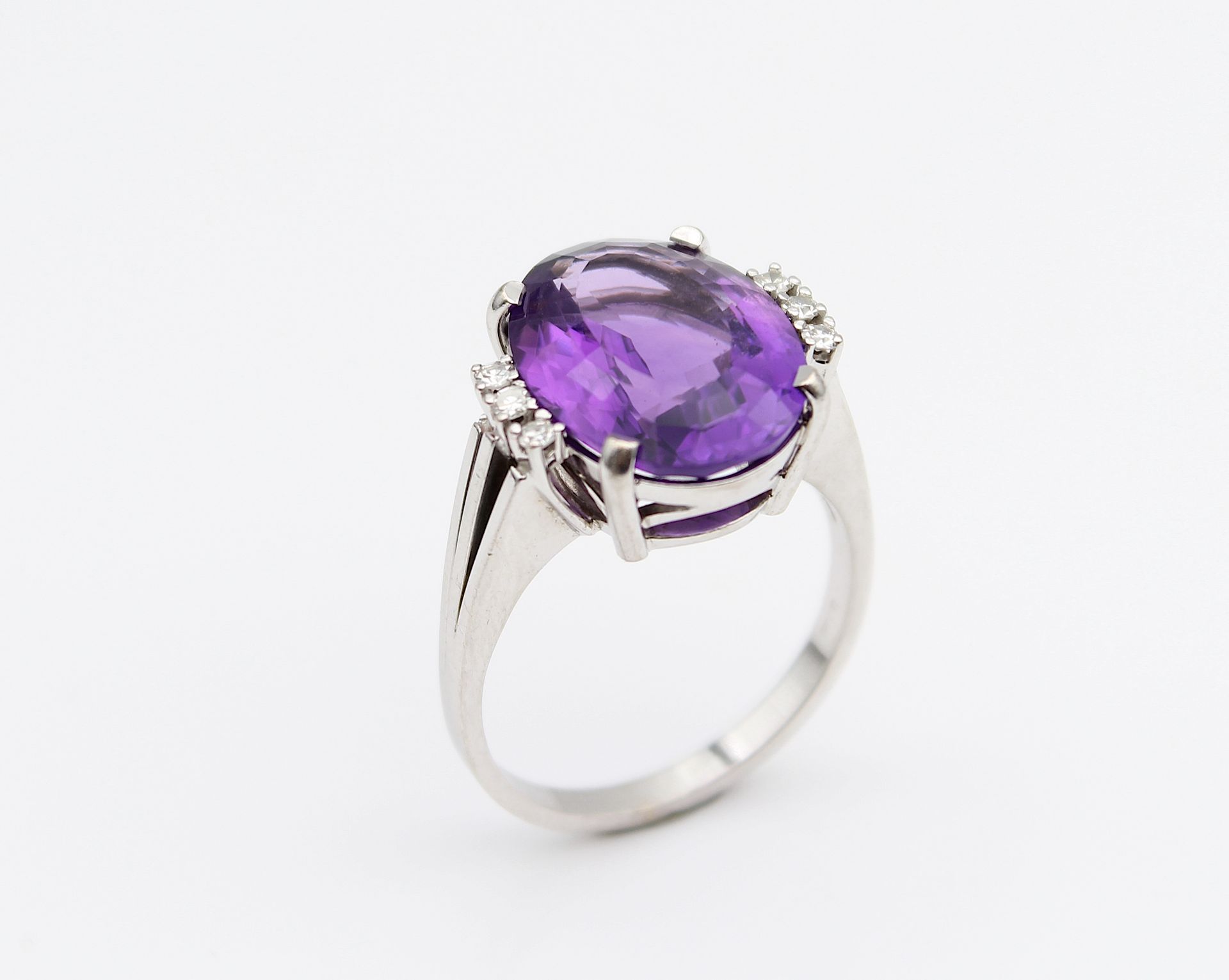 Elegant amethyst ring with diamonds - Image 3 of 5