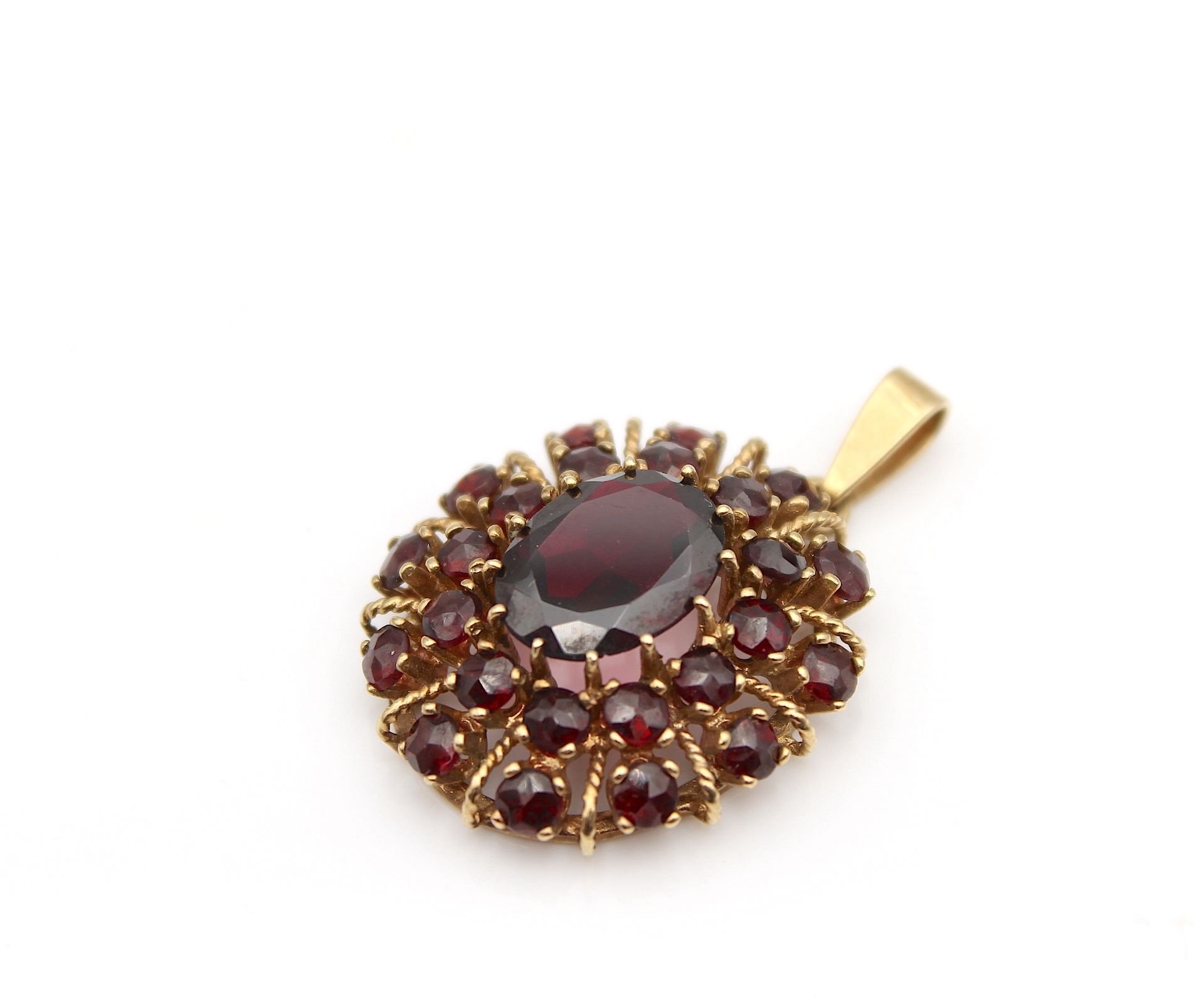 Pretty pendant with garnet