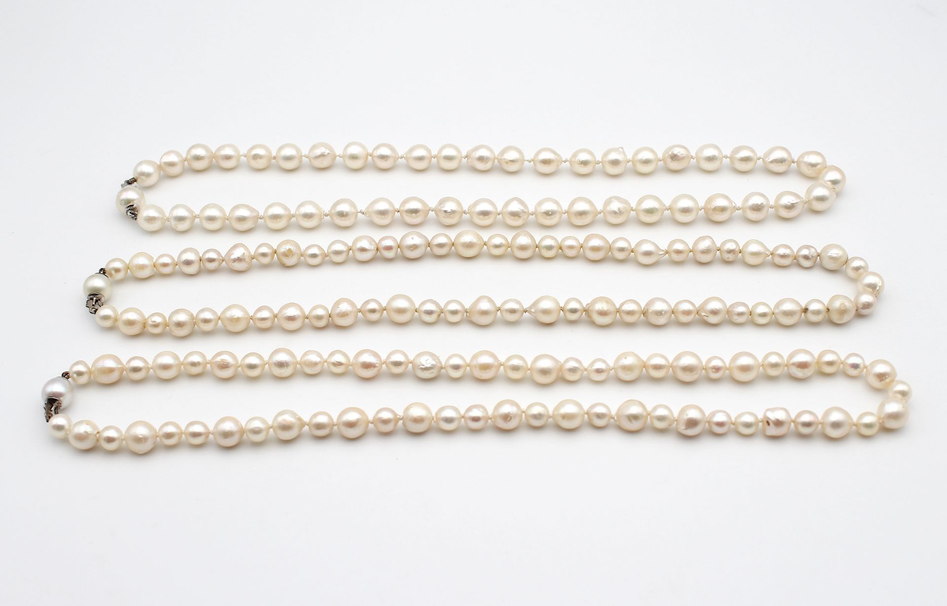 3 simple cultured pearl necklaces - Image 2 of 3