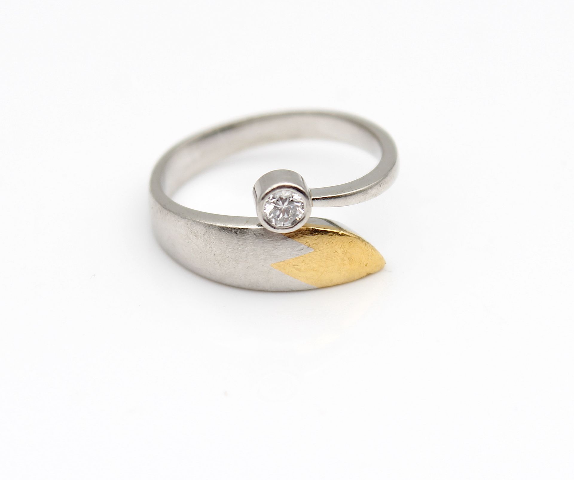 Modern platinum ring with brilliant - Image 3 of 4