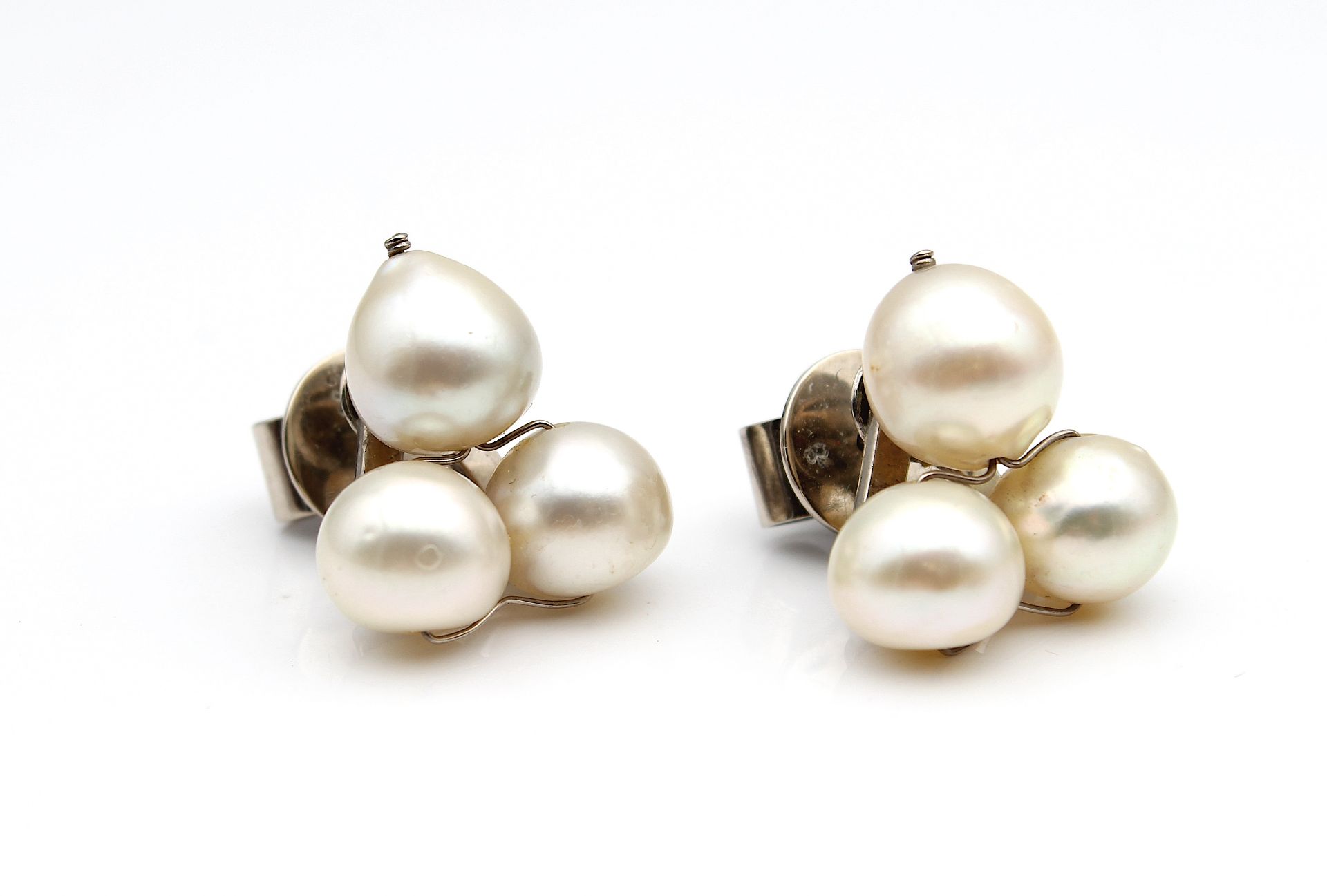 1 pair of eye-catching stud earrings with cultured pearl