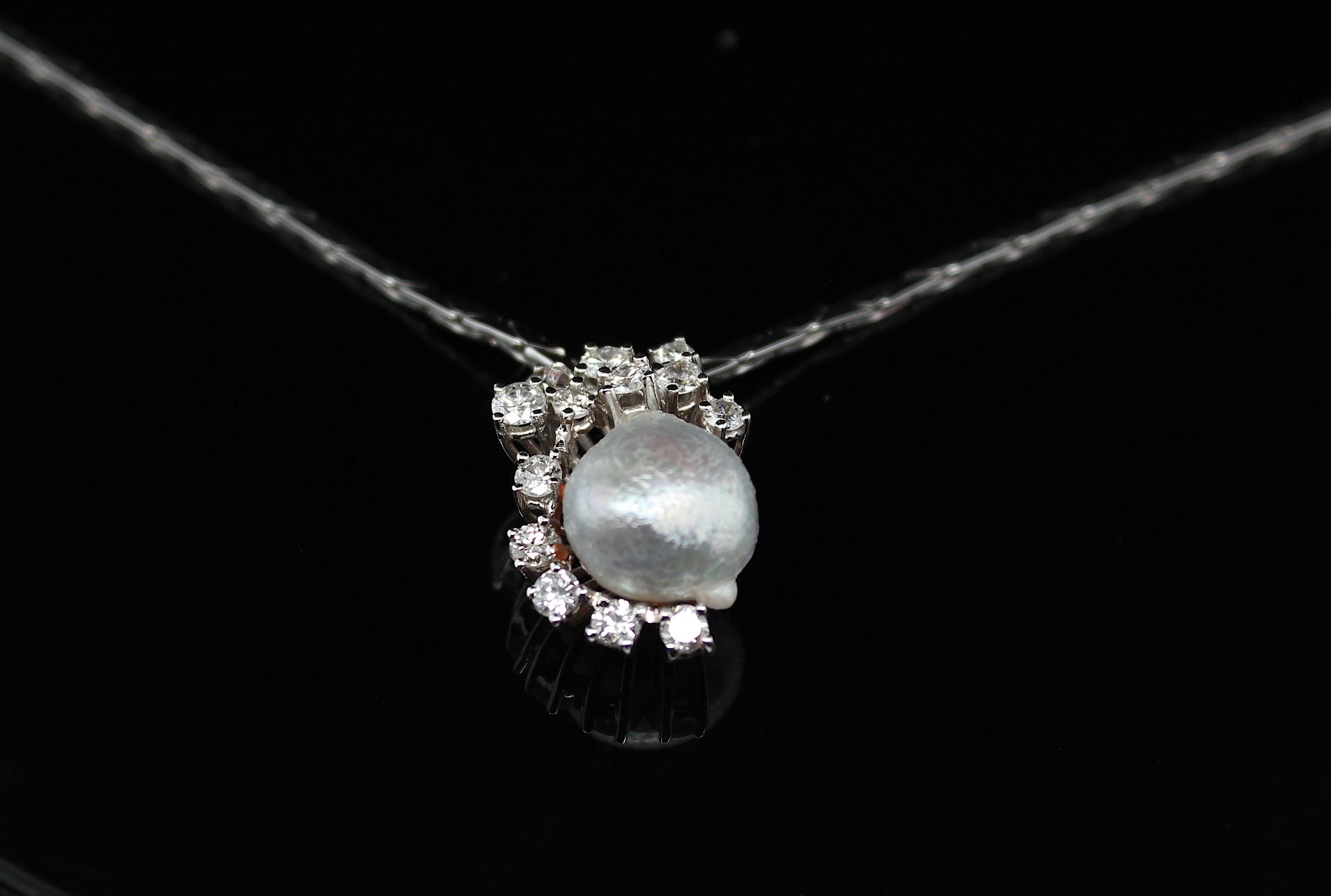 Necklace with cultured pearl and brilliants total ca. 0,75 c