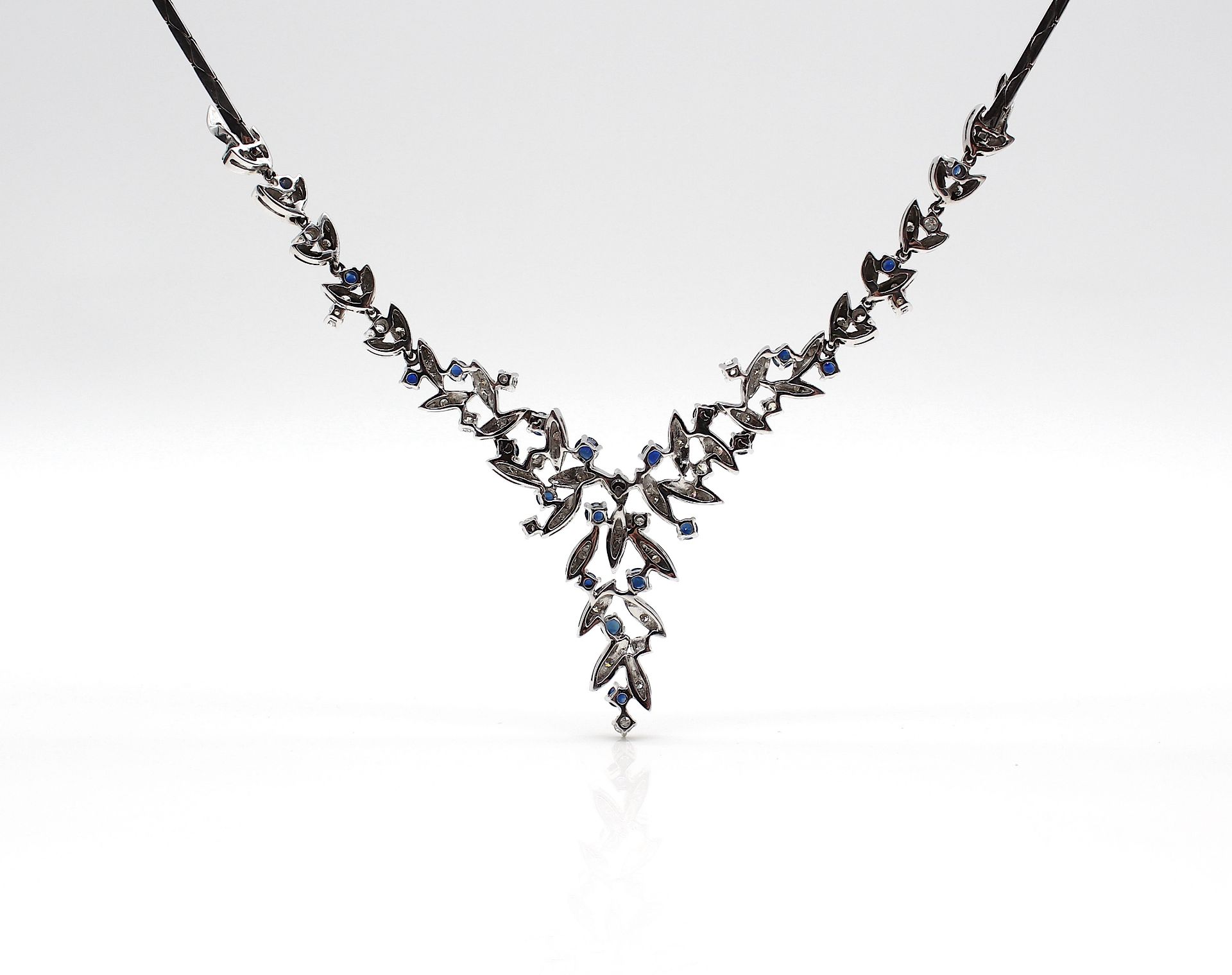 Verspieltes Collier mit Saphiren, Brillanten und Diamanten - Bild 4 aus 4