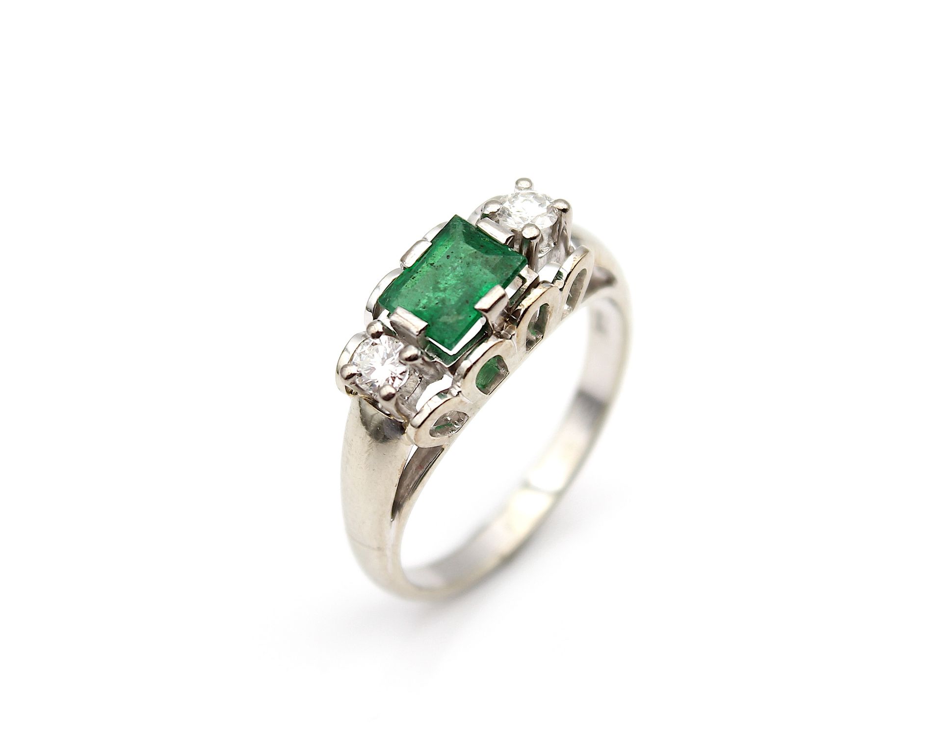 Classic ring with emerald and brilliants