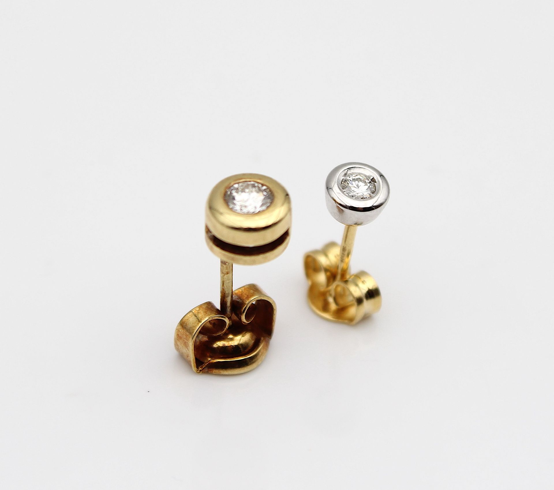 2 plain ear studs - Image 2 of 3