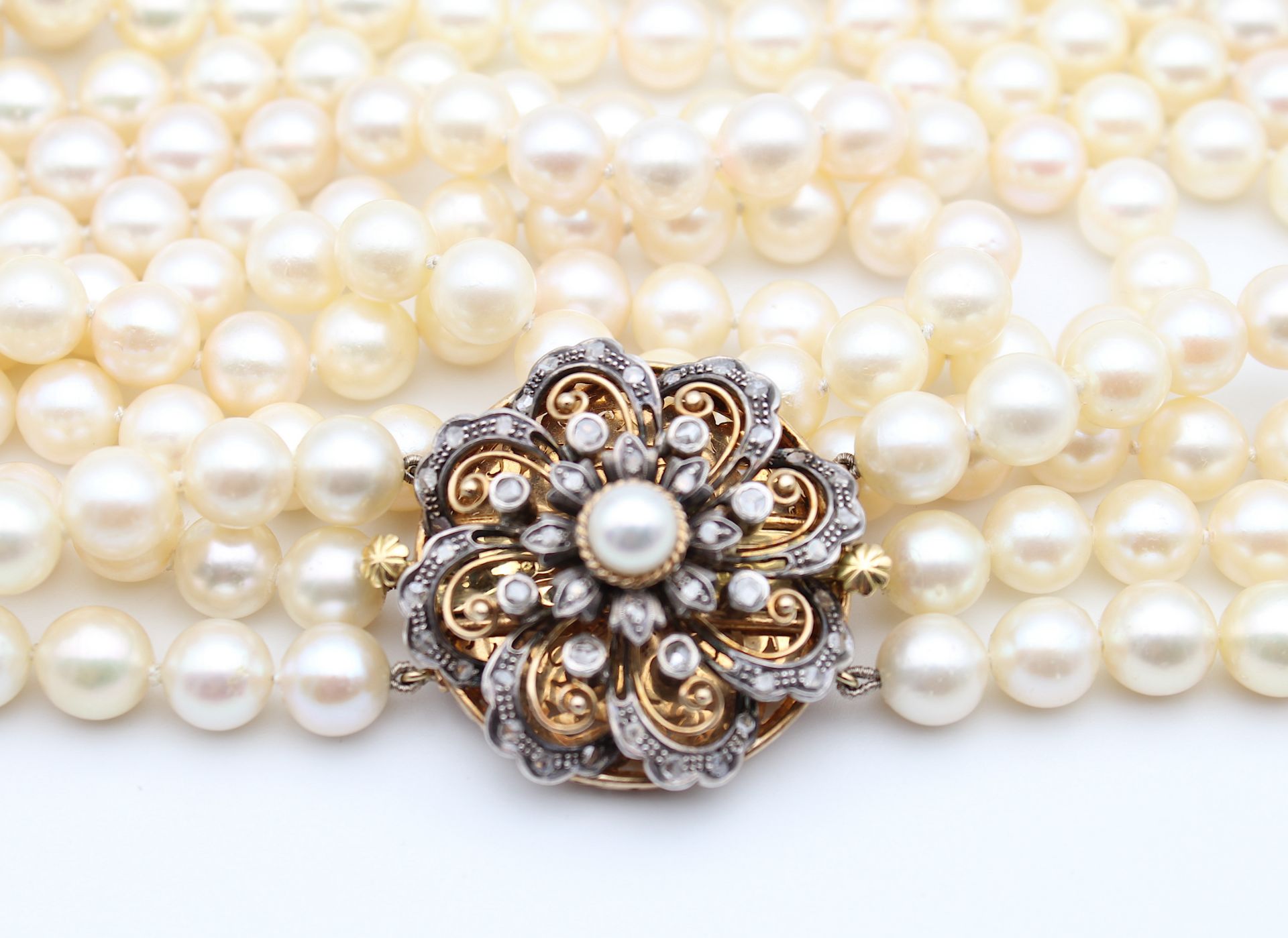 Vintage cultured pearl necklace with large gold lock with diamonds - Image 2 of 6