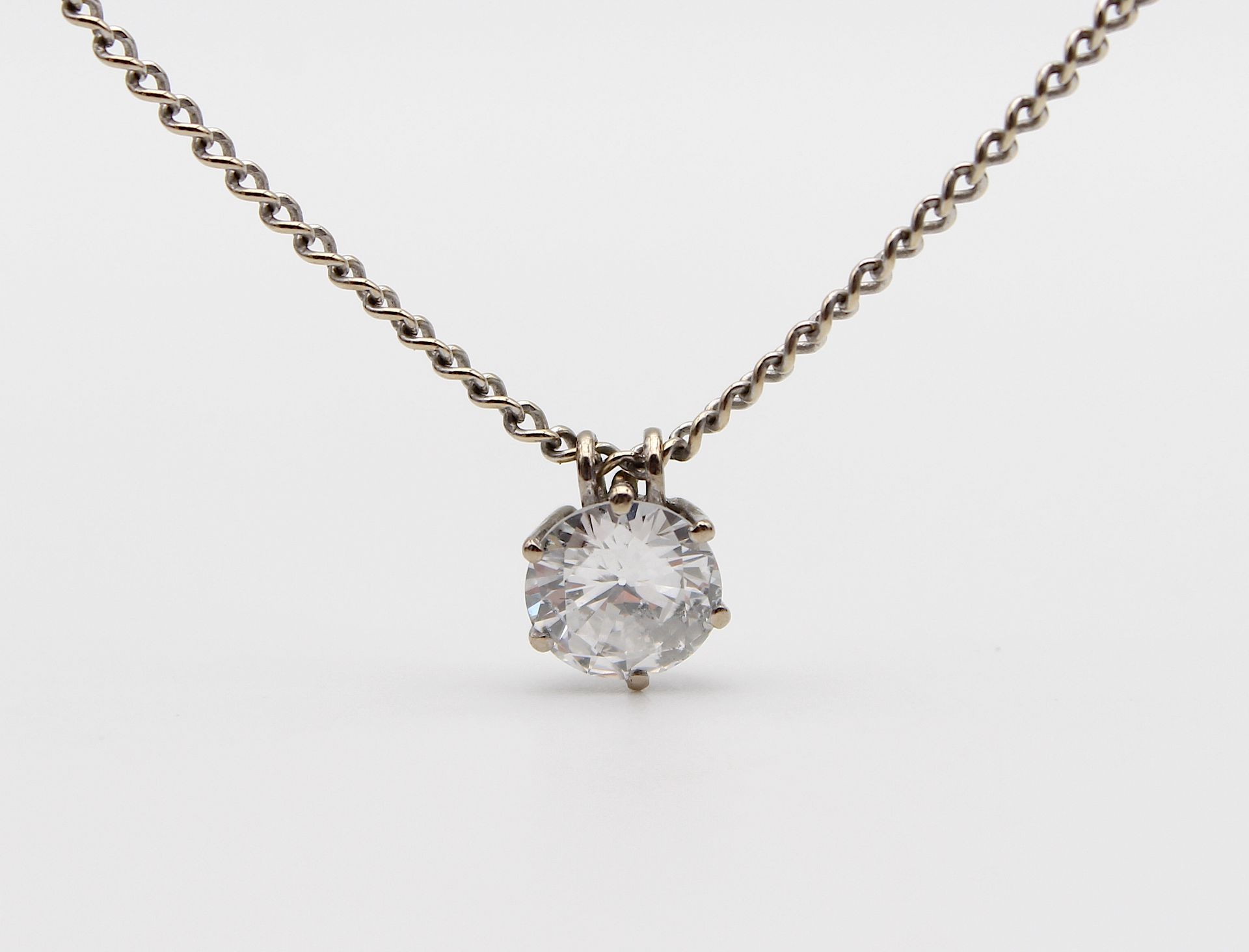 1 Kette mit einem Solitaire Anhänger ca. 1 ct Brillant