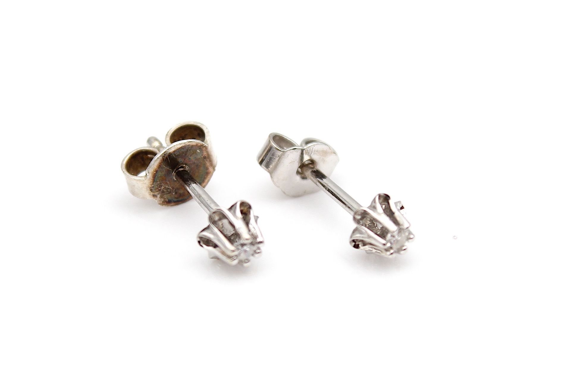  Pair of delicate stud earrings with diamond - Image 2 of 3