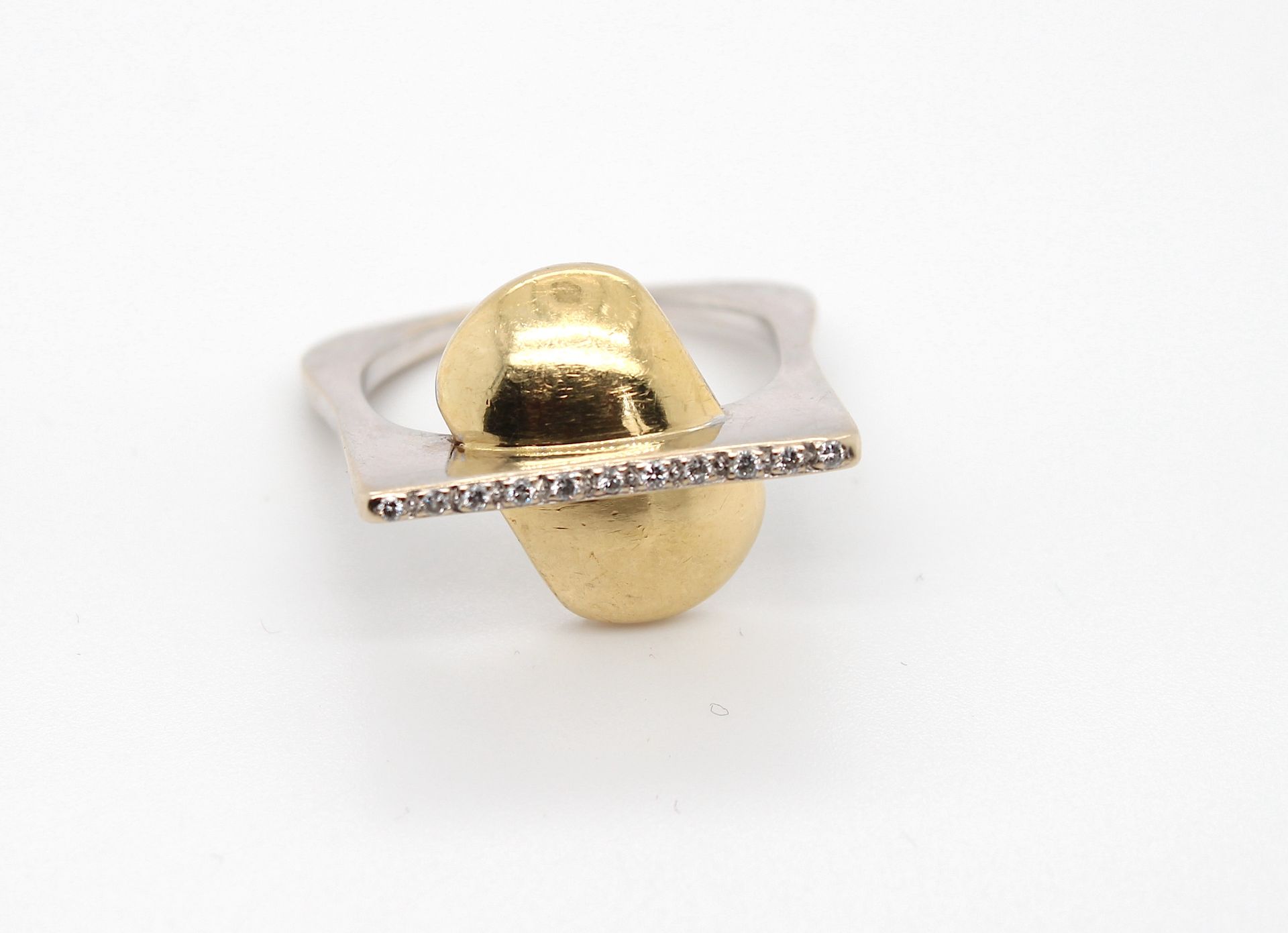 Modern brilliant ring