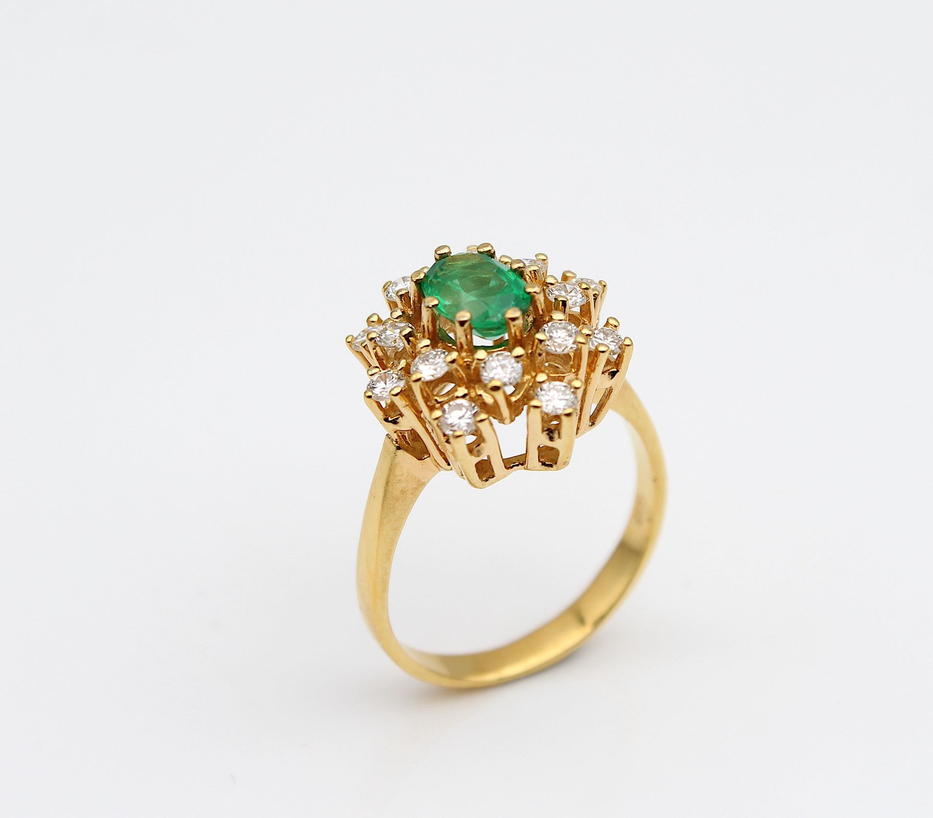 Jewel style ring with emerald and brilliant diamonds - Image 2 of 4