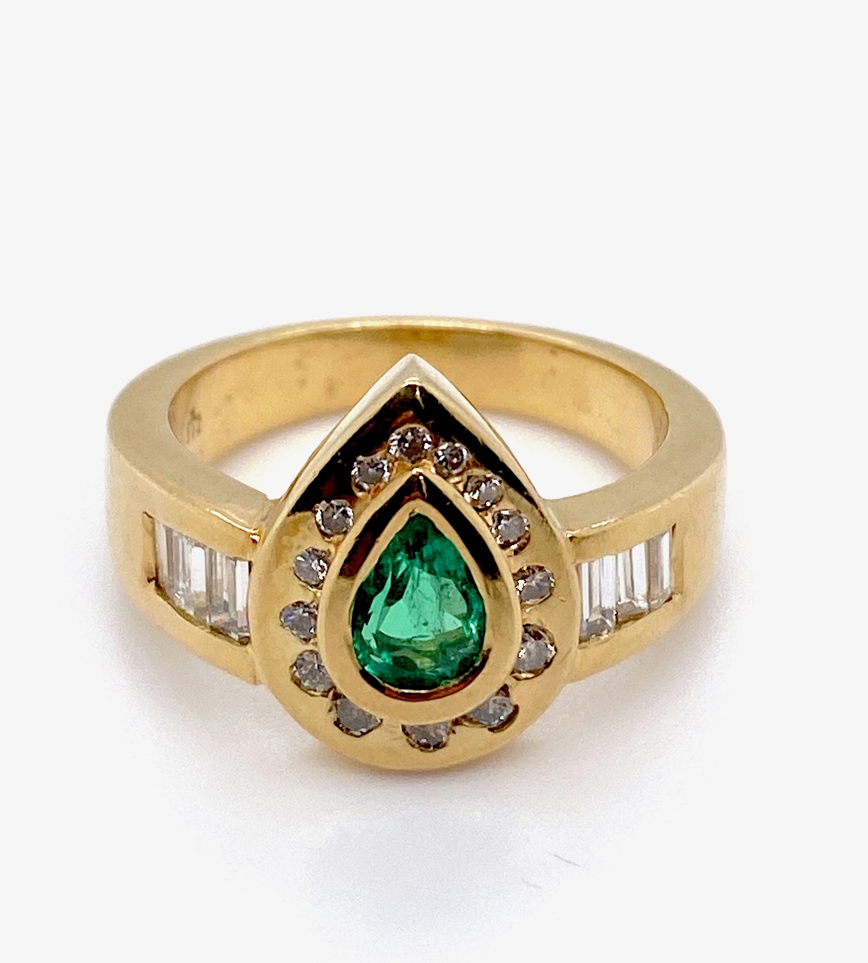 Ring with one emerald, brilliants and diamonds, total ca. 0,45 ct - Image 2 of 4