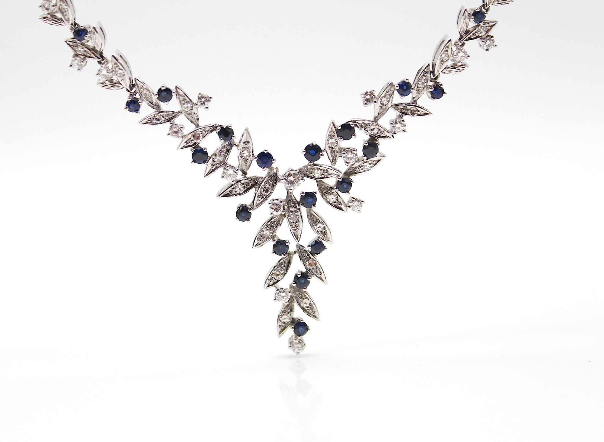 Verspieltes Collier mit Saphiren, Brillanten und Diamanten