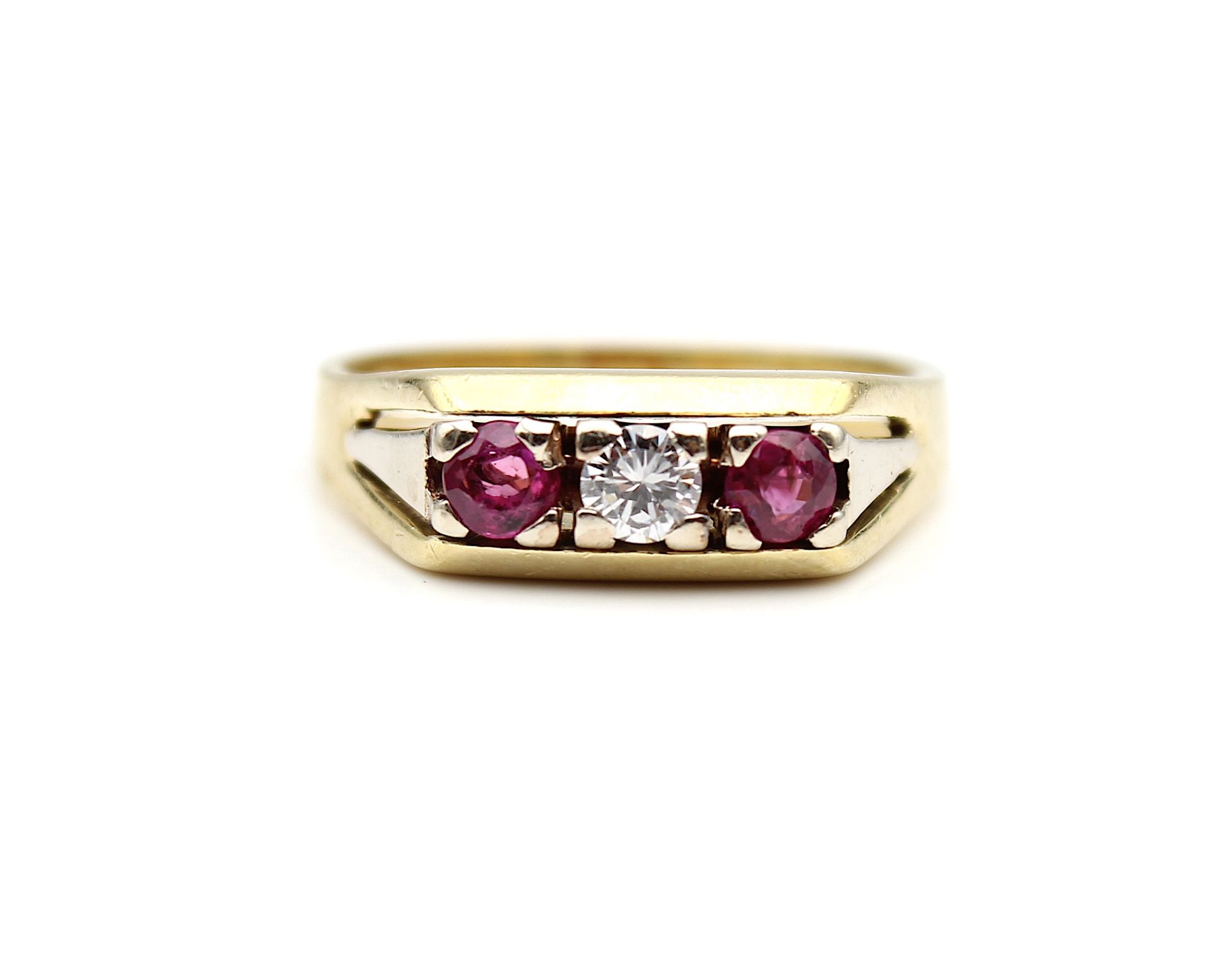 Chic ring with pink sapphires and brilliant