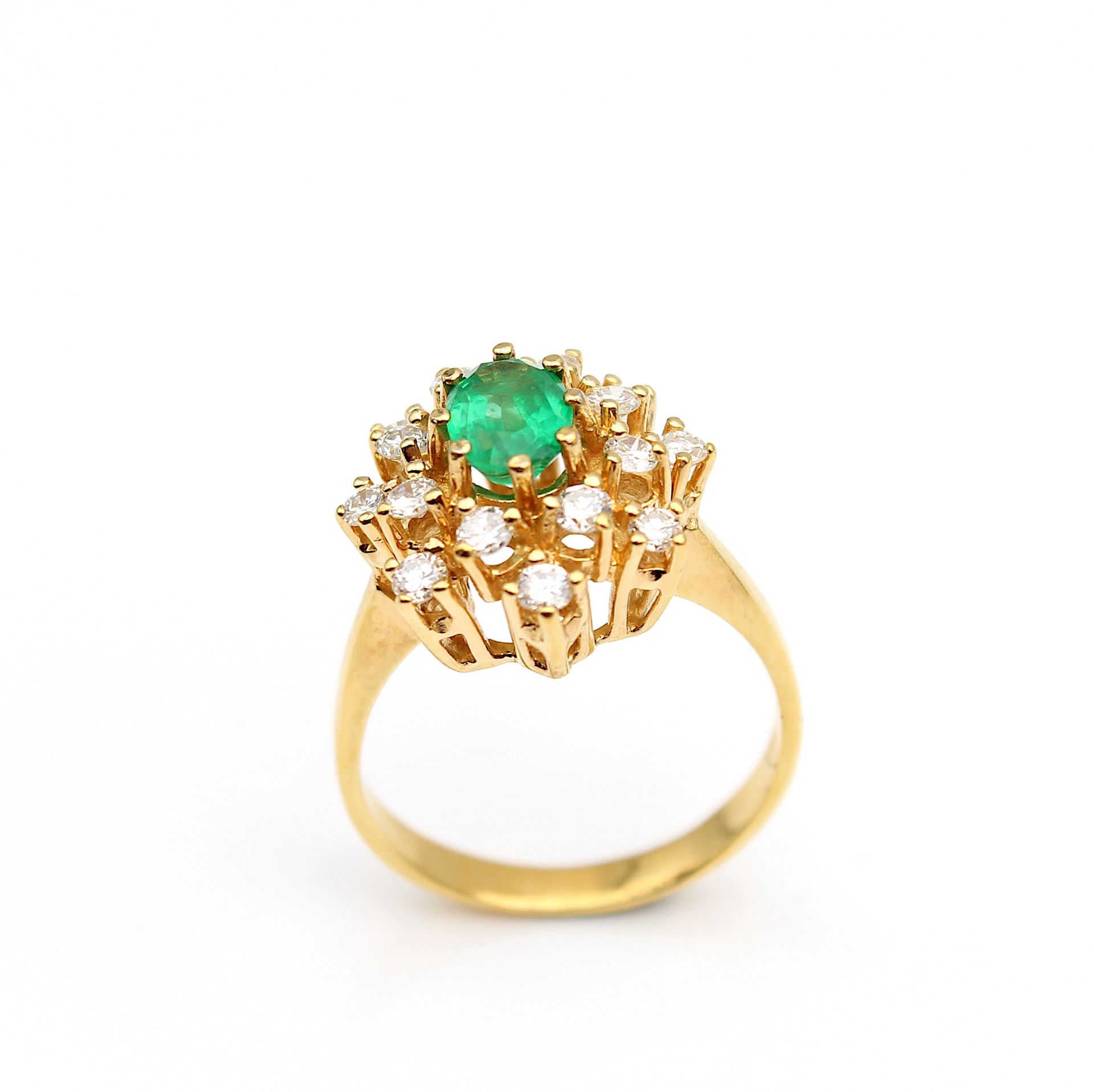 Jewel style ring with emerald and brilliant diamonds