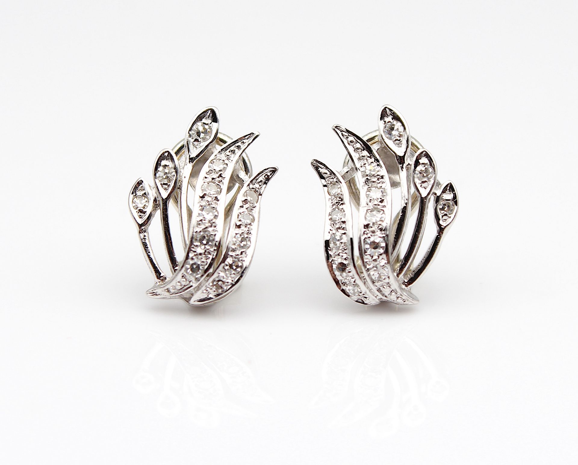 Pretty pair of ear clips with diamonds