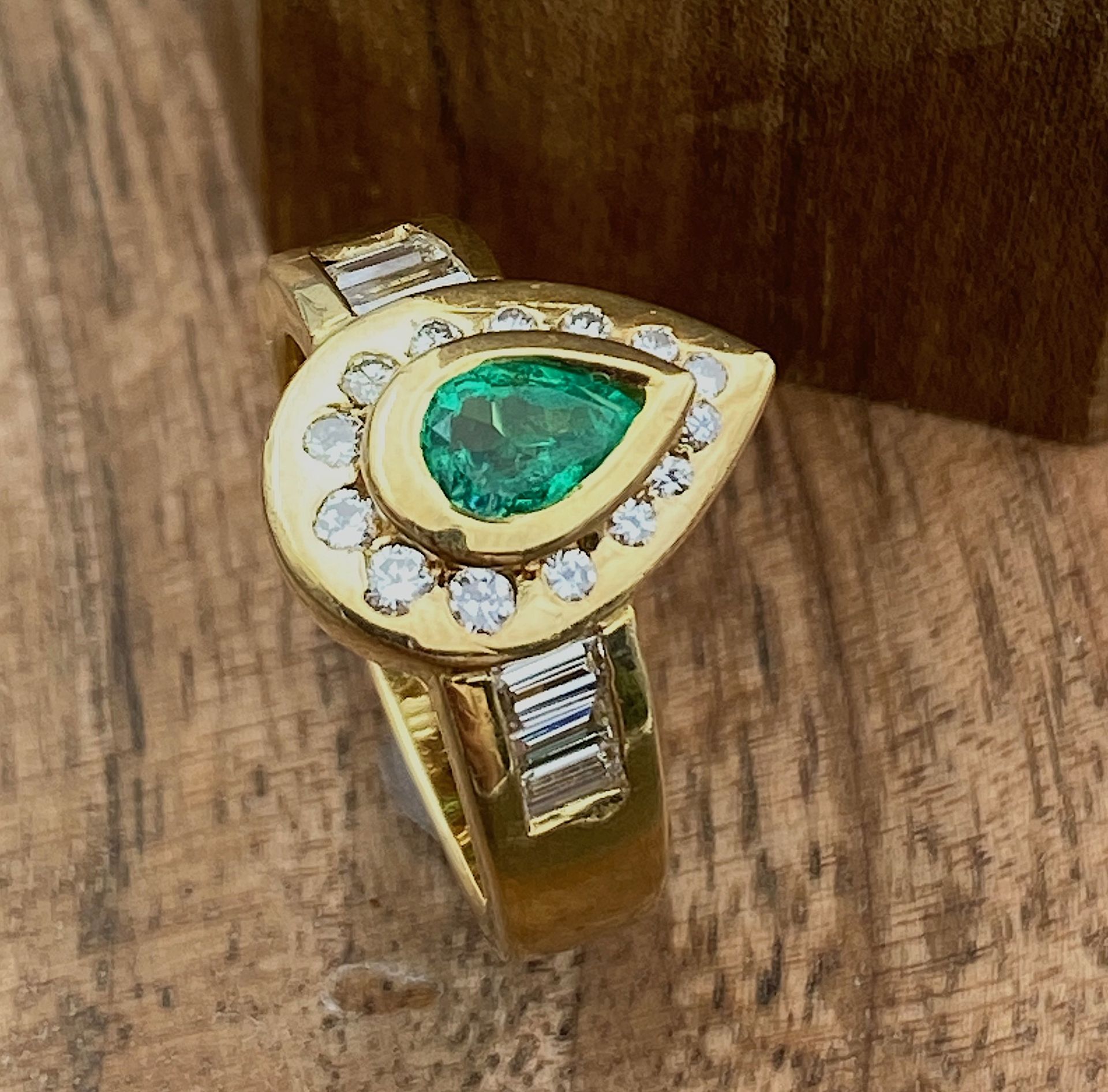 Ring with one emerald, brilliants and diamonds, total ca. 0,45 ct - Image 3 of 4