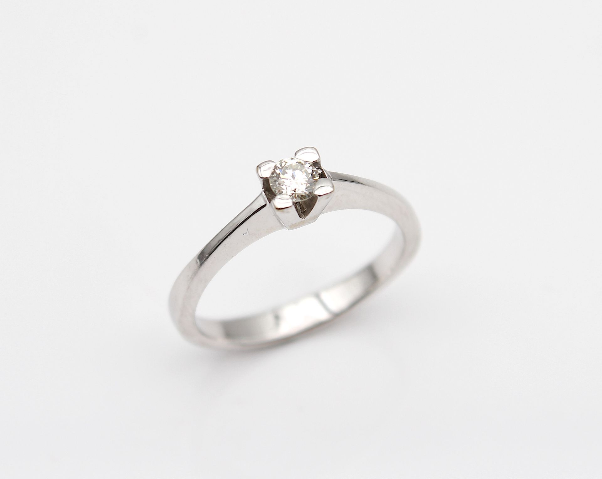 Beautiful solitaire ring with brilliant