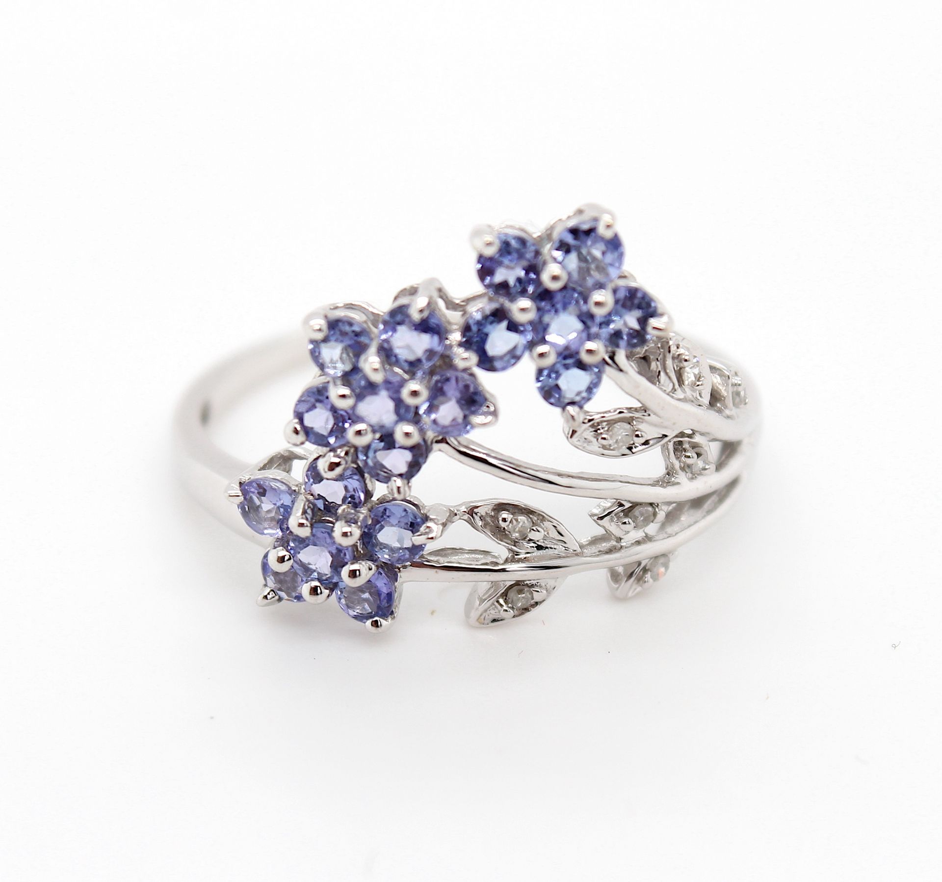 Ring with tanzanites and diamonds