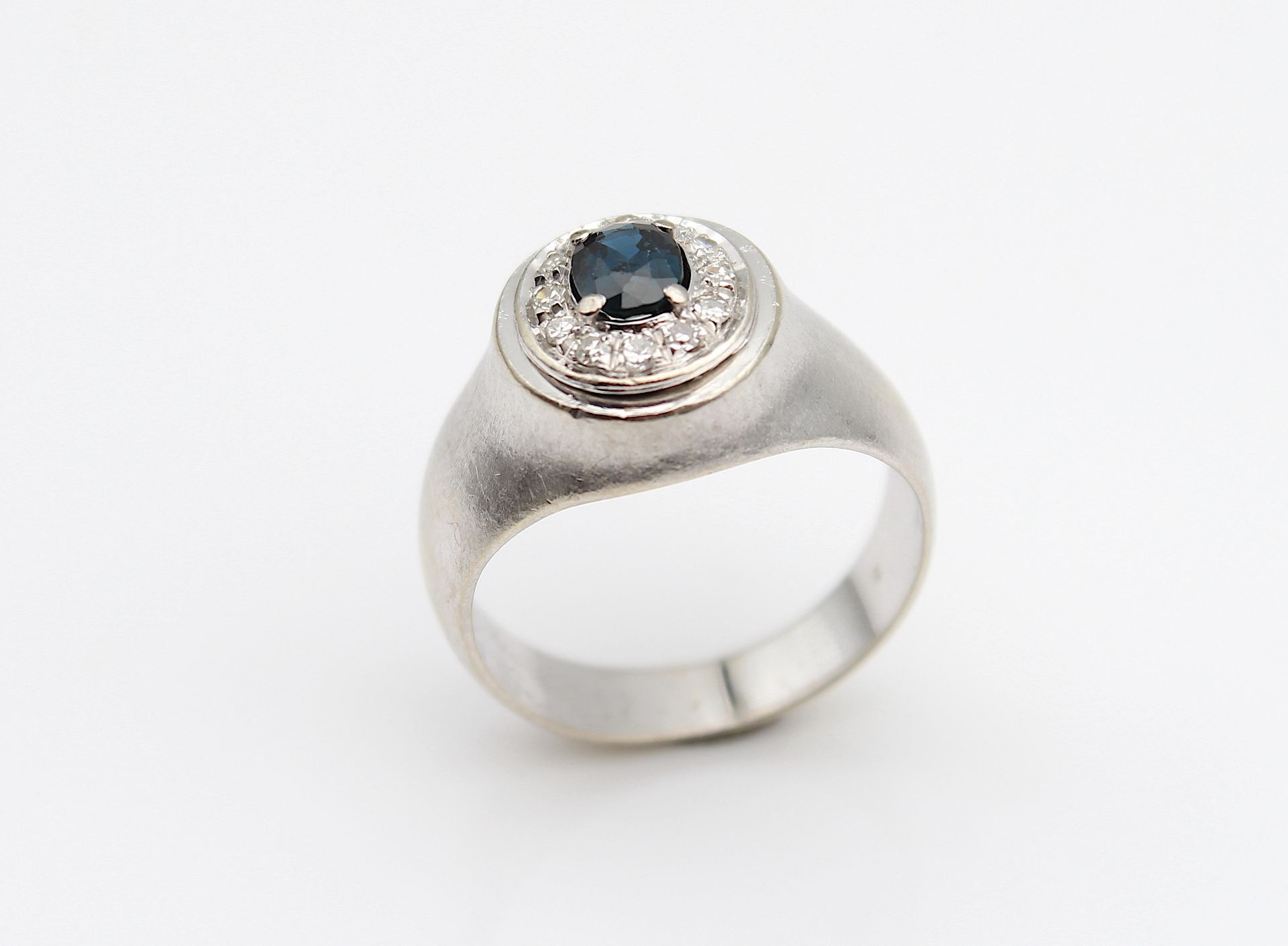 Moderner  Ring mit einem schönem Saphir und Diamanten - Bild 2 aus 4