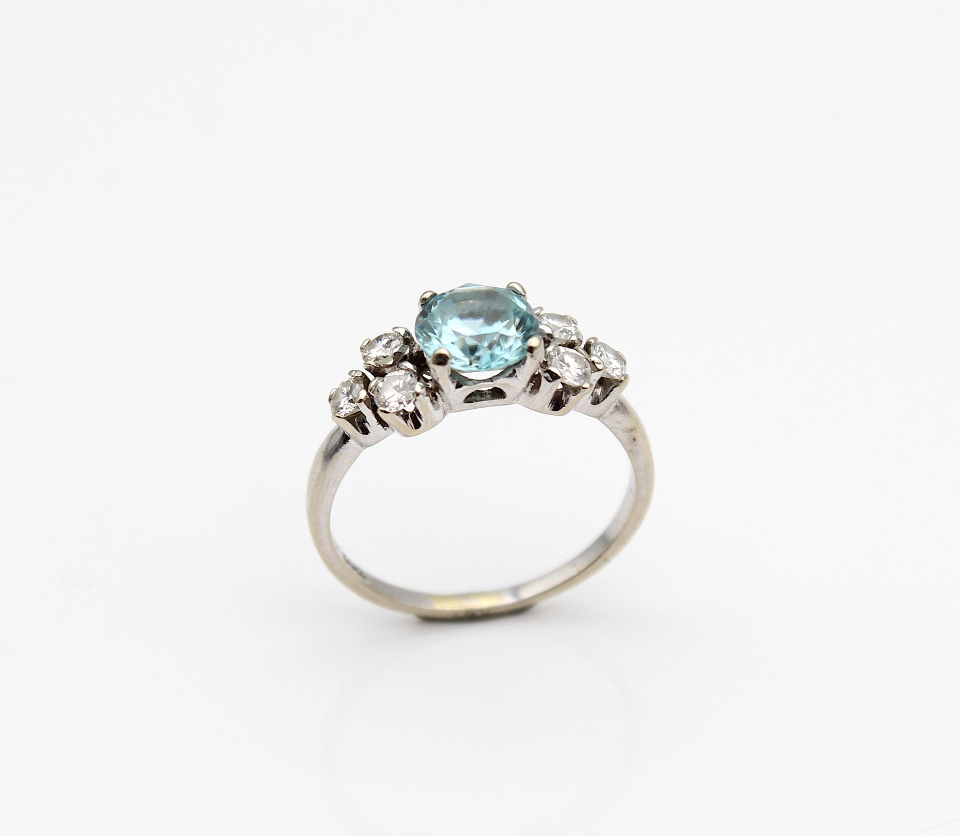 Charming ring with a blue zircon and brilliants