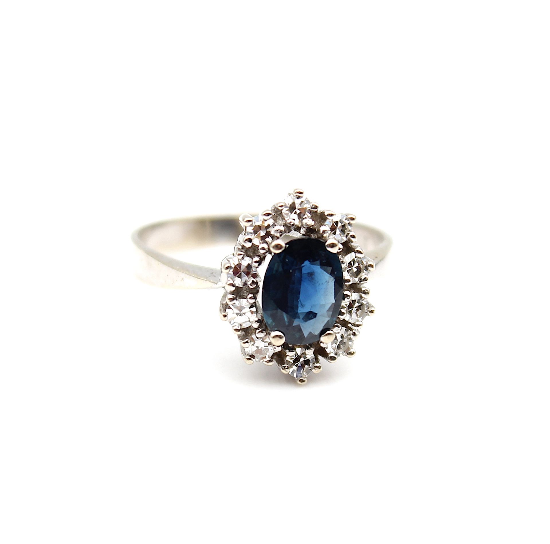 Classic sapphire ring with diamonds - Image 2 of 4