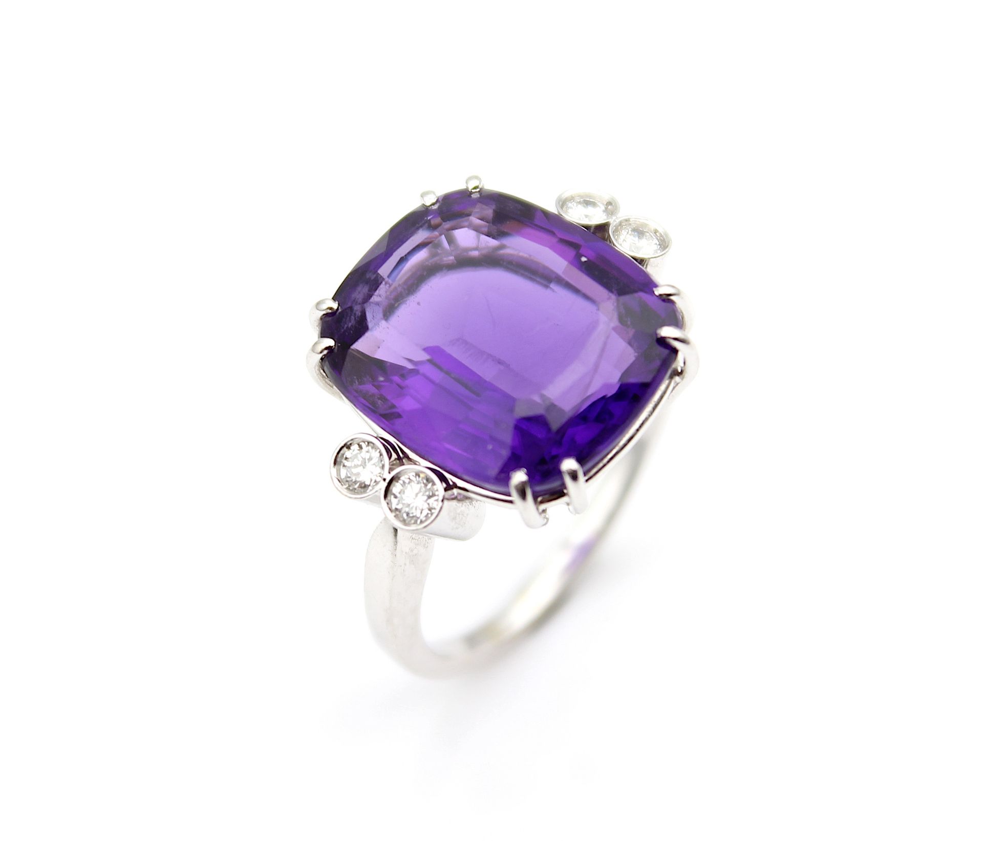 Ring with a great amethyst and brilliants